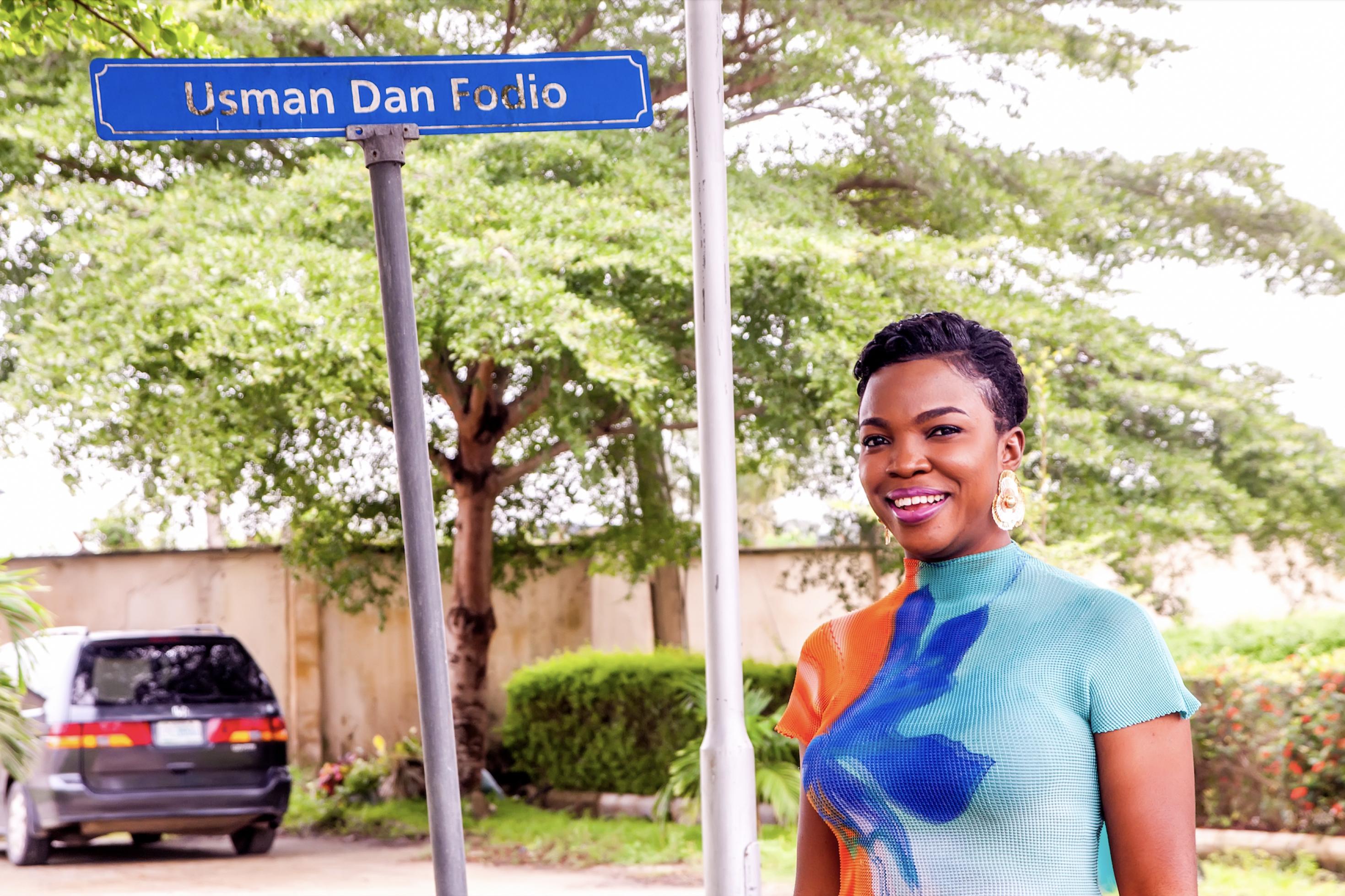 Eine nigerianische Frau posiert vor ihrem Haus in Lagos, der Hauptstadt