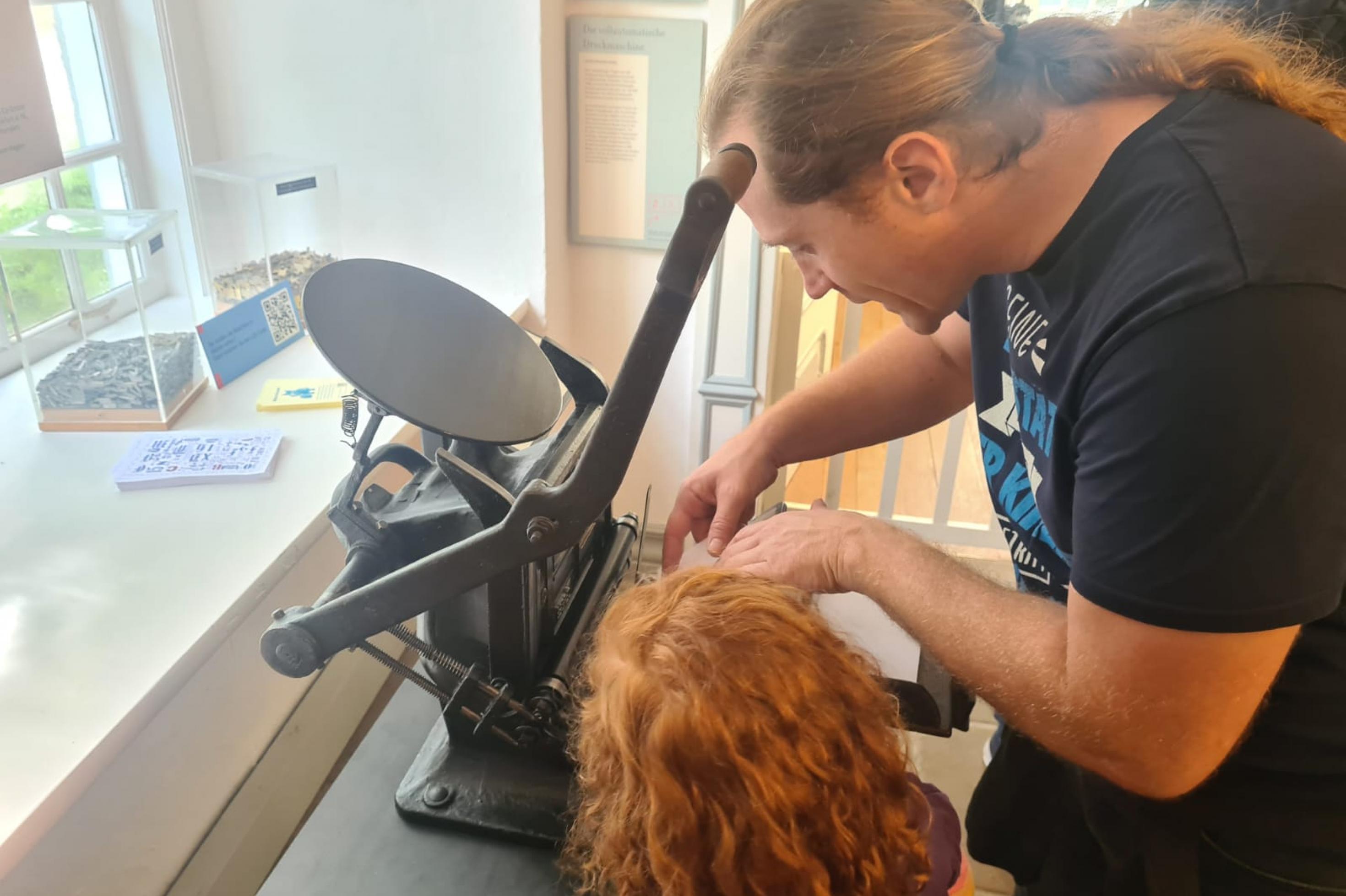Nikolai Hebben mit seiner Tochter im Freilichtmuseum Hamm.