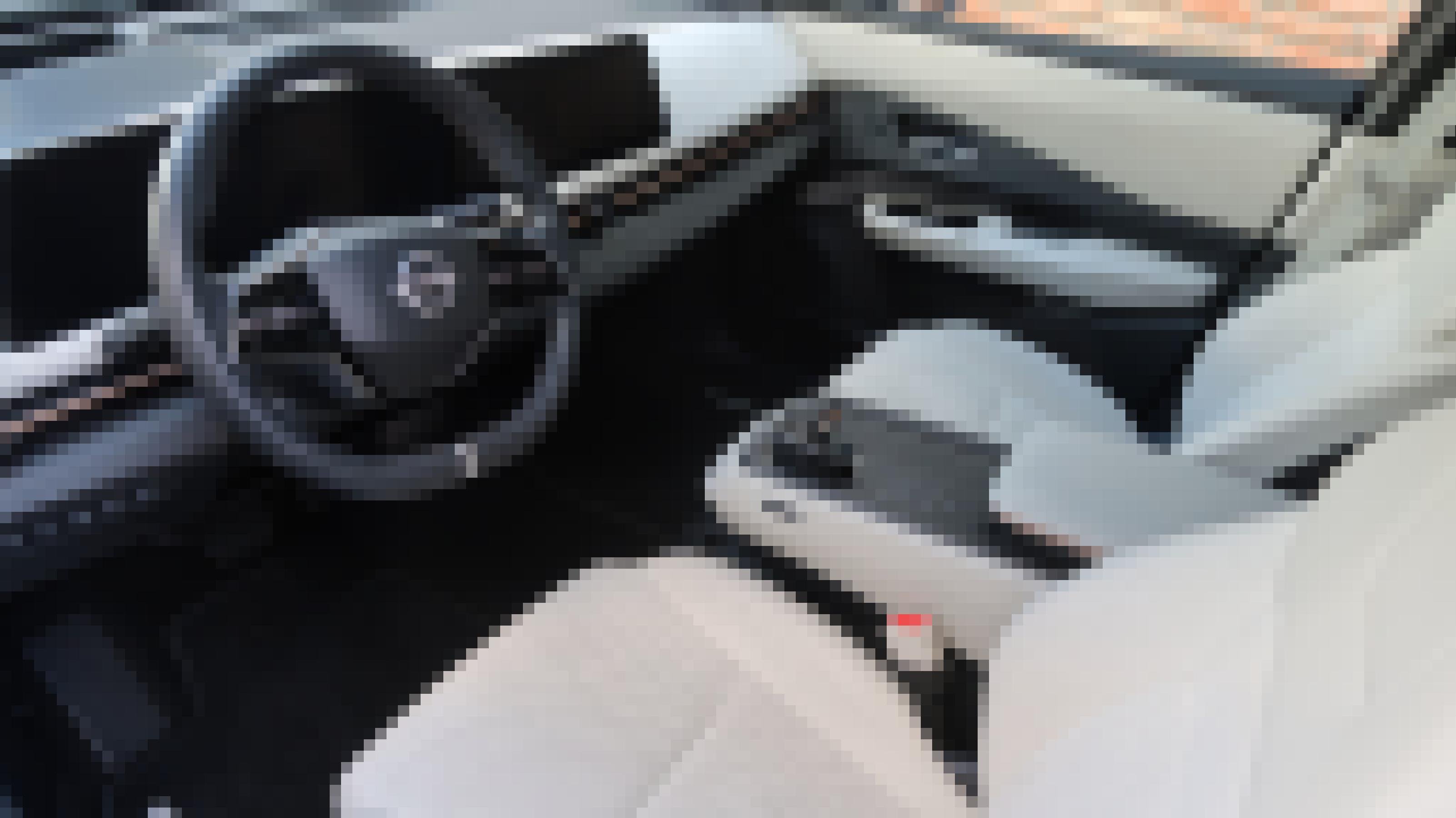 Innenraum des Nissan Ariya mit weißen Ledersitzen.