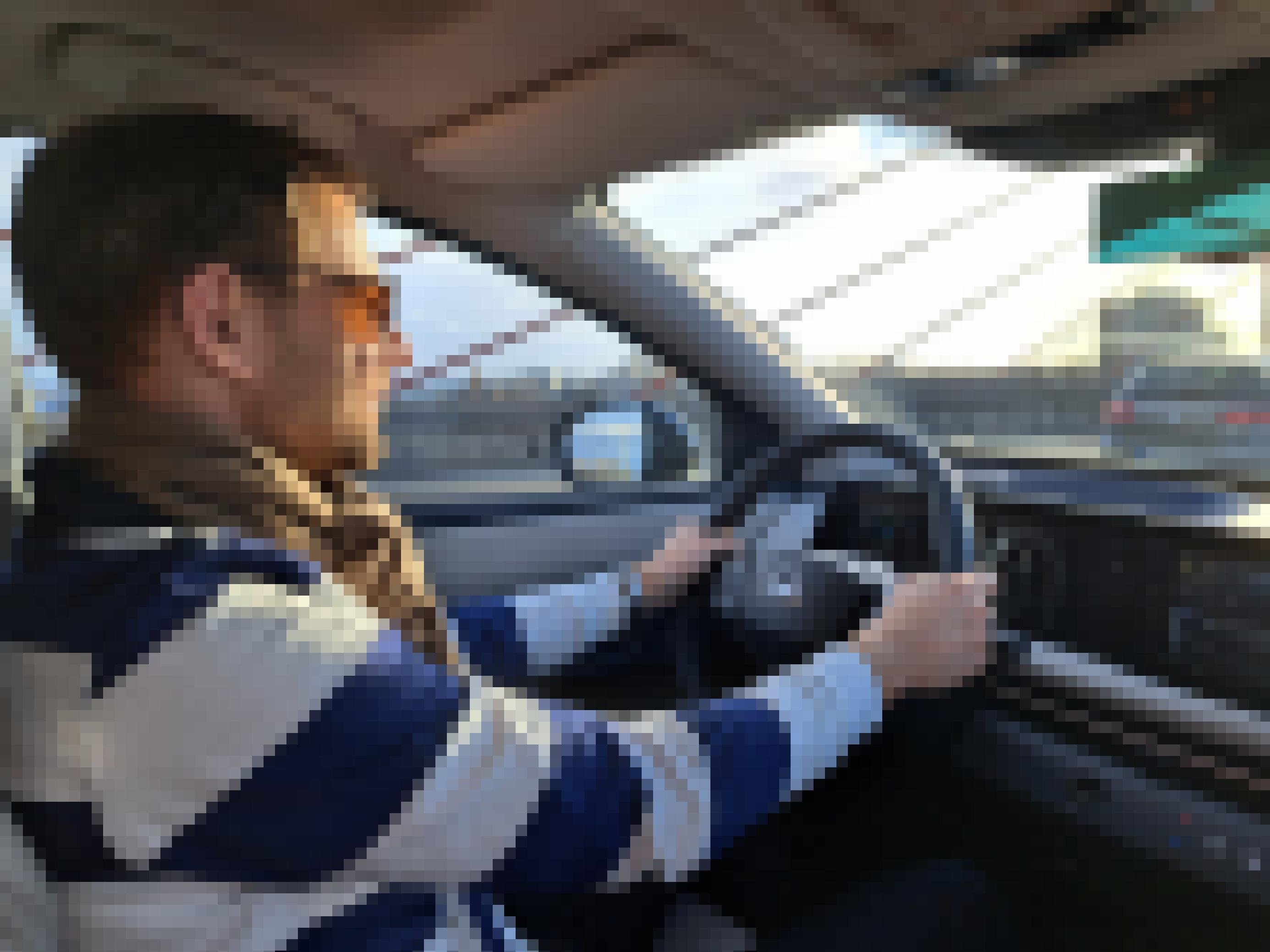 Autor Steve Przybilla sitzt im Nissan Ariya und fährt über eine Brücke.