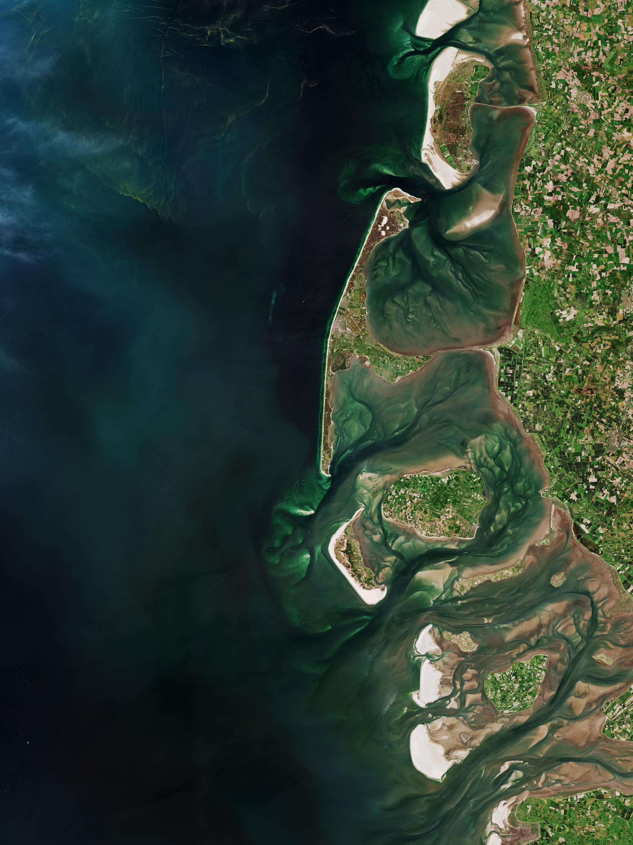 Satellitenbild der Inseln; zwischen den Inseln bilden Algen grüne Schlieren