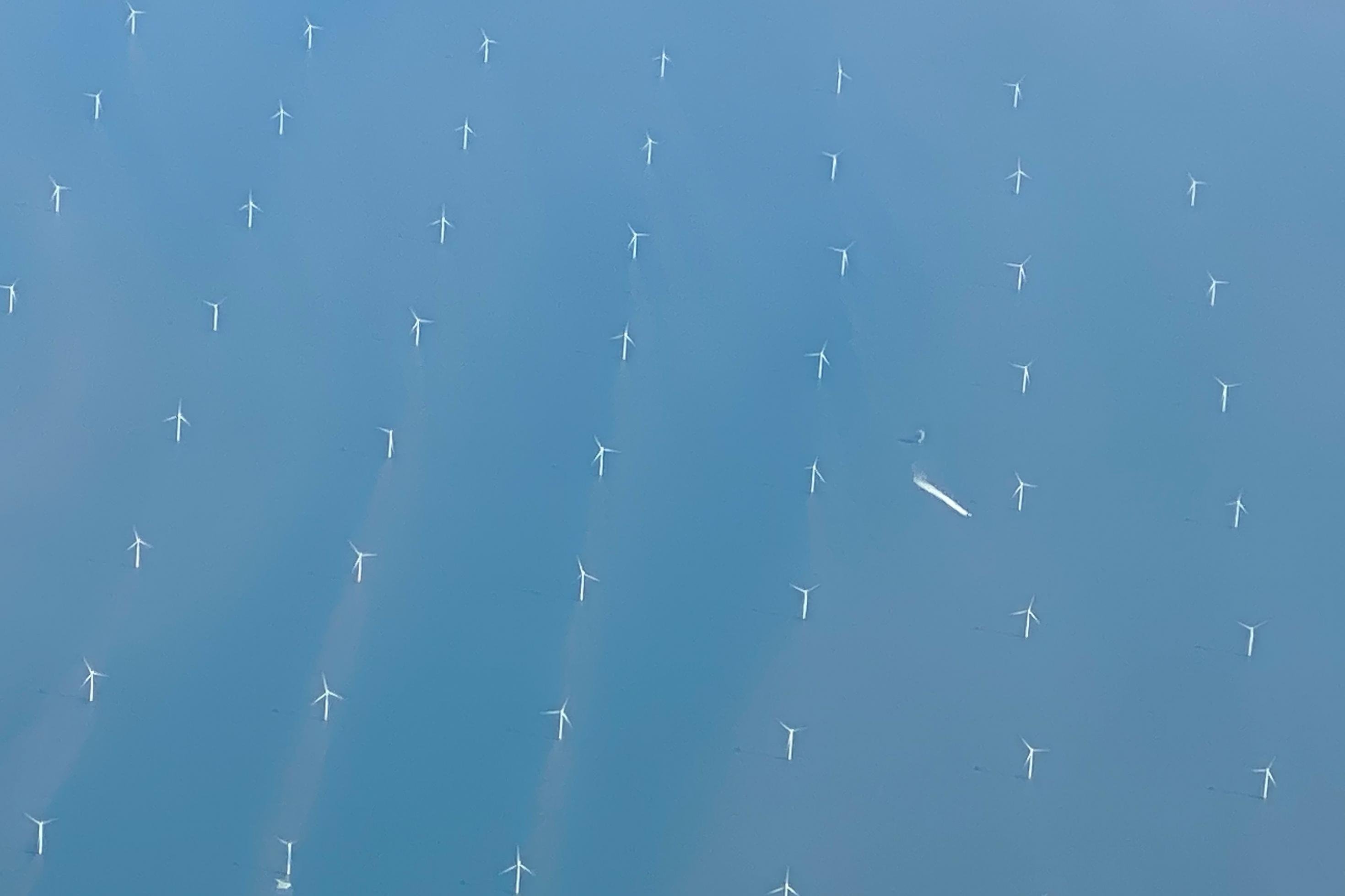 Ein Schiff fährt durch einen Offshore-Windpark in der Nordsee. Die EU-Staaten haben sich angesichts hoher Energiepreise auf europäische Notmaßnahmen verständigt, um Strom zu sparen und Entlastungen zu finanzieren. Die zuständigen Minister einigten sich darauf, dass Energieunternehmen künftig einen Teil ihrer Krisengewinne an den Staat abgeben müssen.