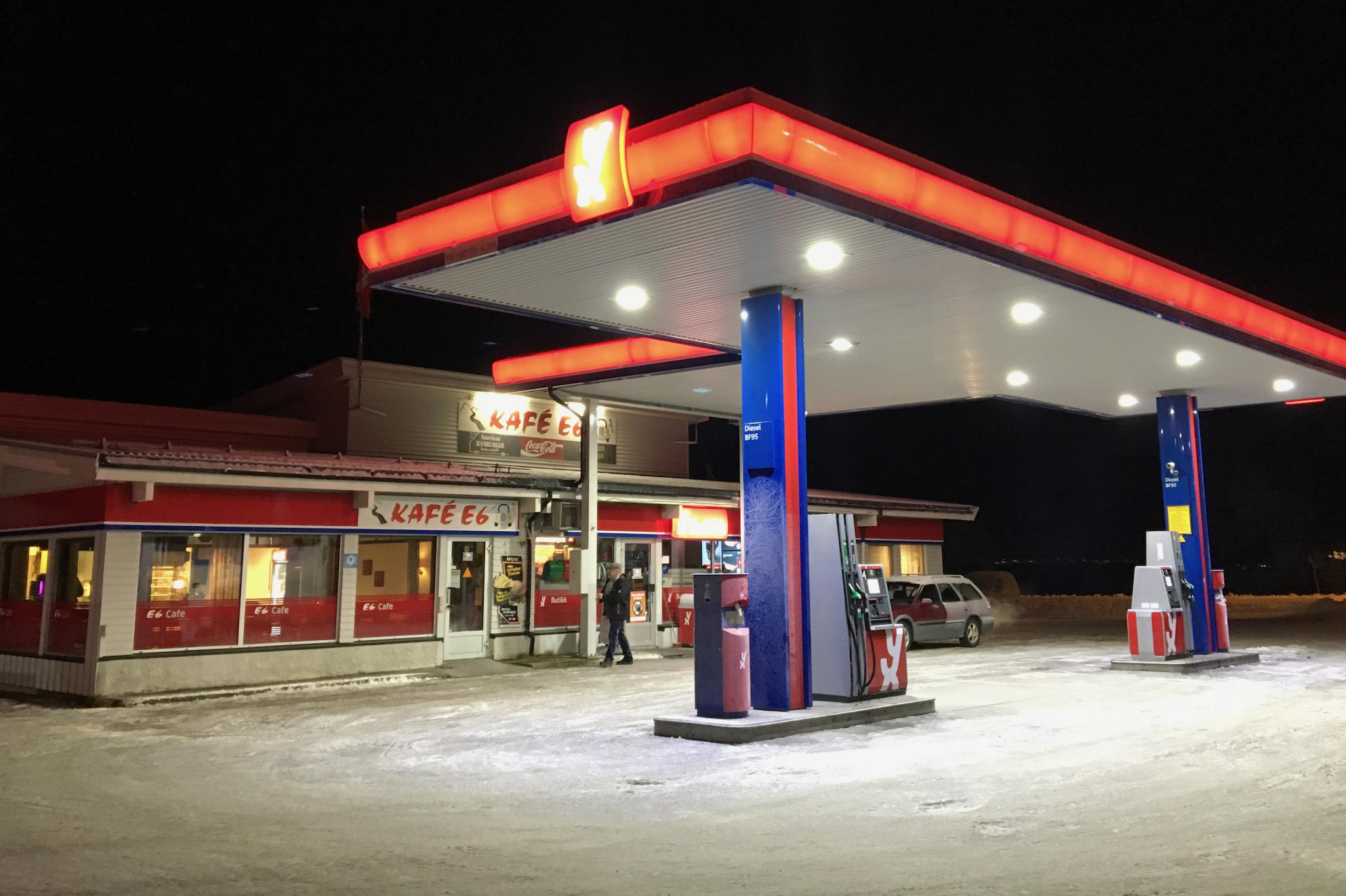 Tankstelle bei Nacht