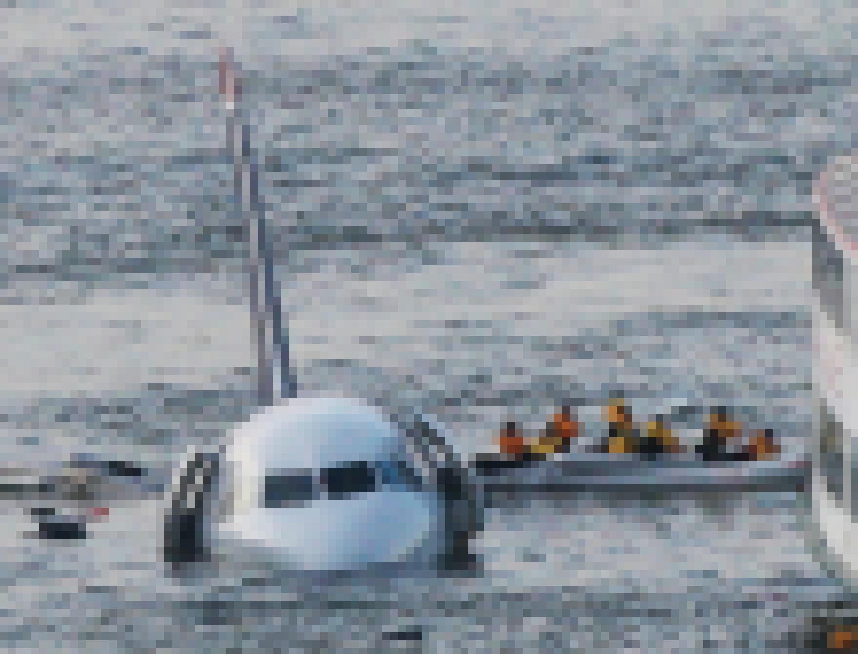Passagiere verlassen über ein Rettungsfloß ein Flugzeug, das im Wasser schwimmt