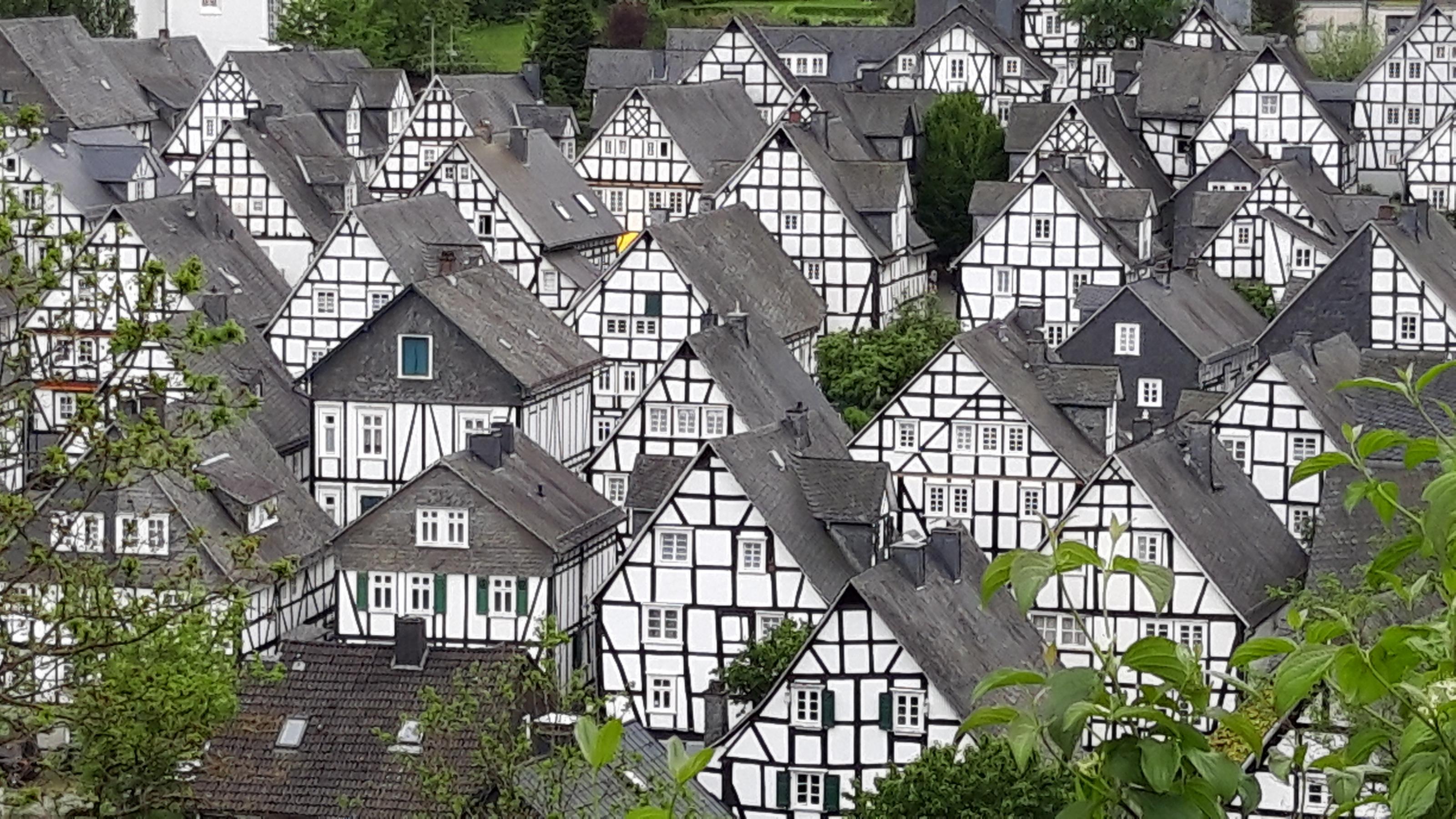Im Zentrum Freudenbergs drängt sich ein hübsches Fachwerkhaus ans andere.