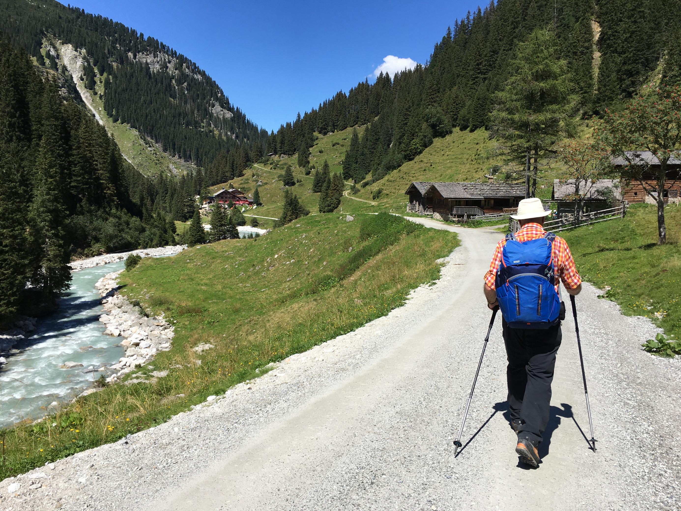 Wanderer auf Almstraße, Almütten