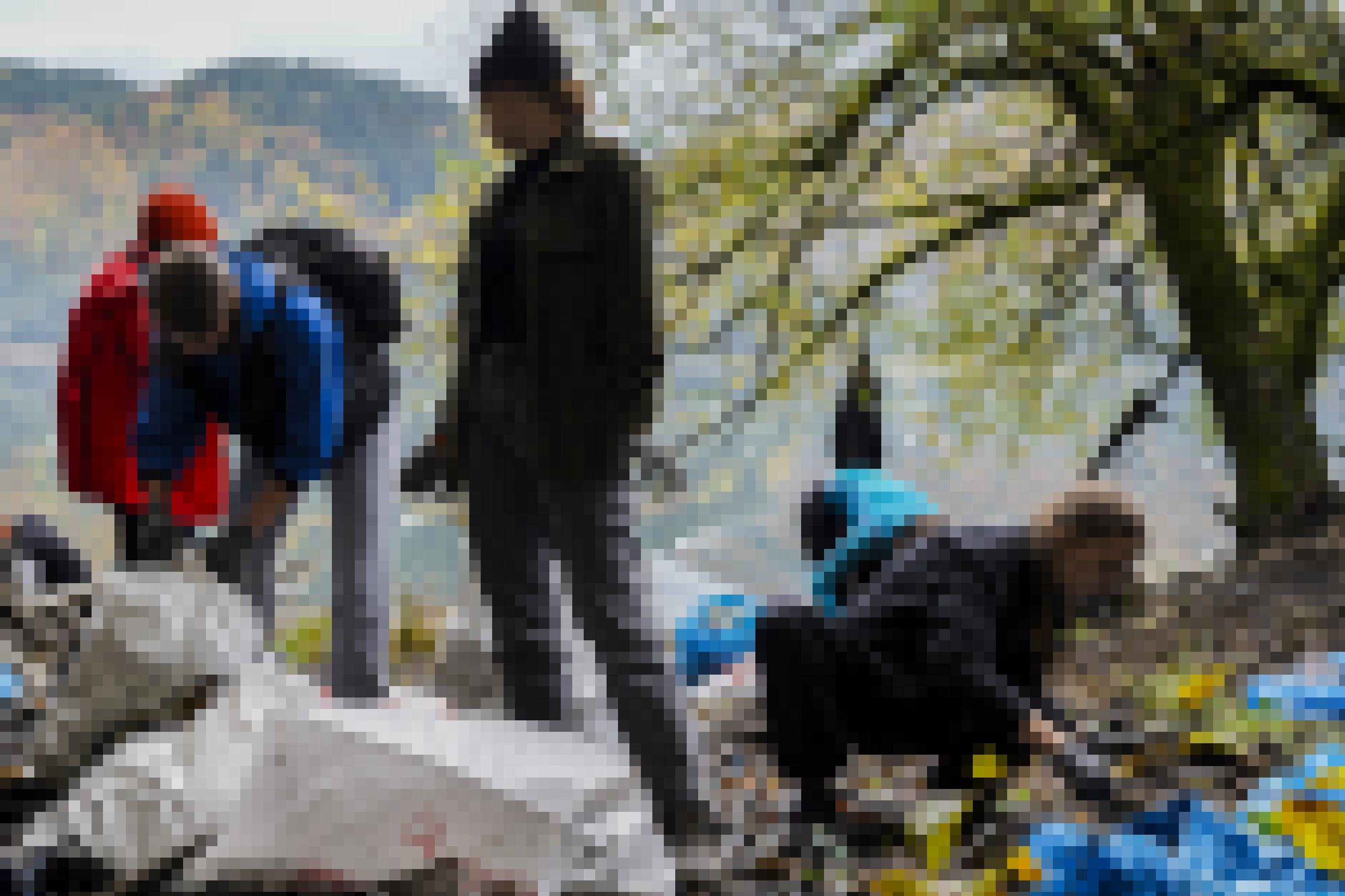 Menschen reinigen mit verschiedenen Müllsäcken den Waldboden in den Karpaten.