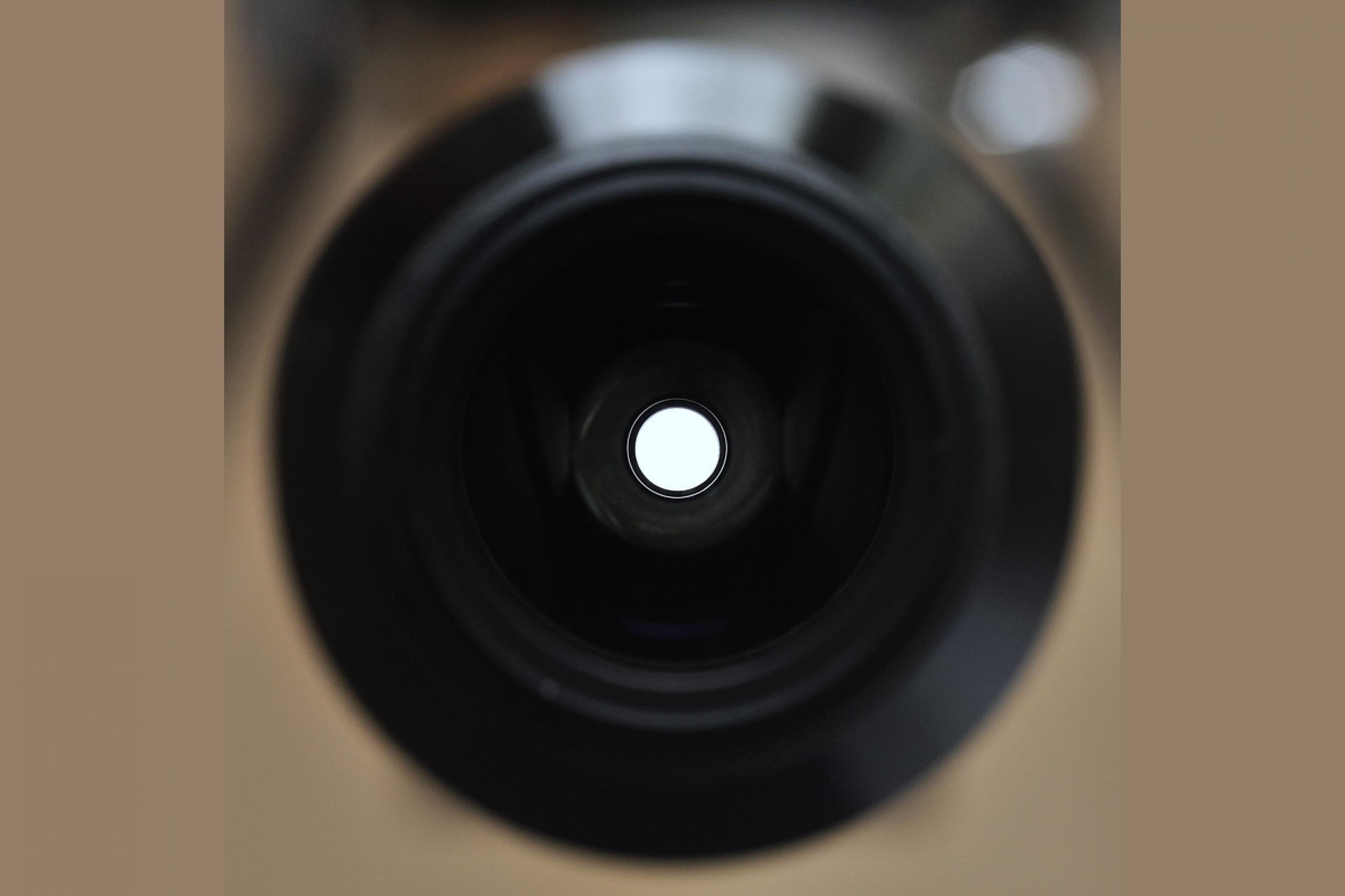 Ein Okular längerer Brennweite vergrößert niedriger und führt mehr Licht ans Auge des Beobachters: Die Austrittspupille ist größer.
