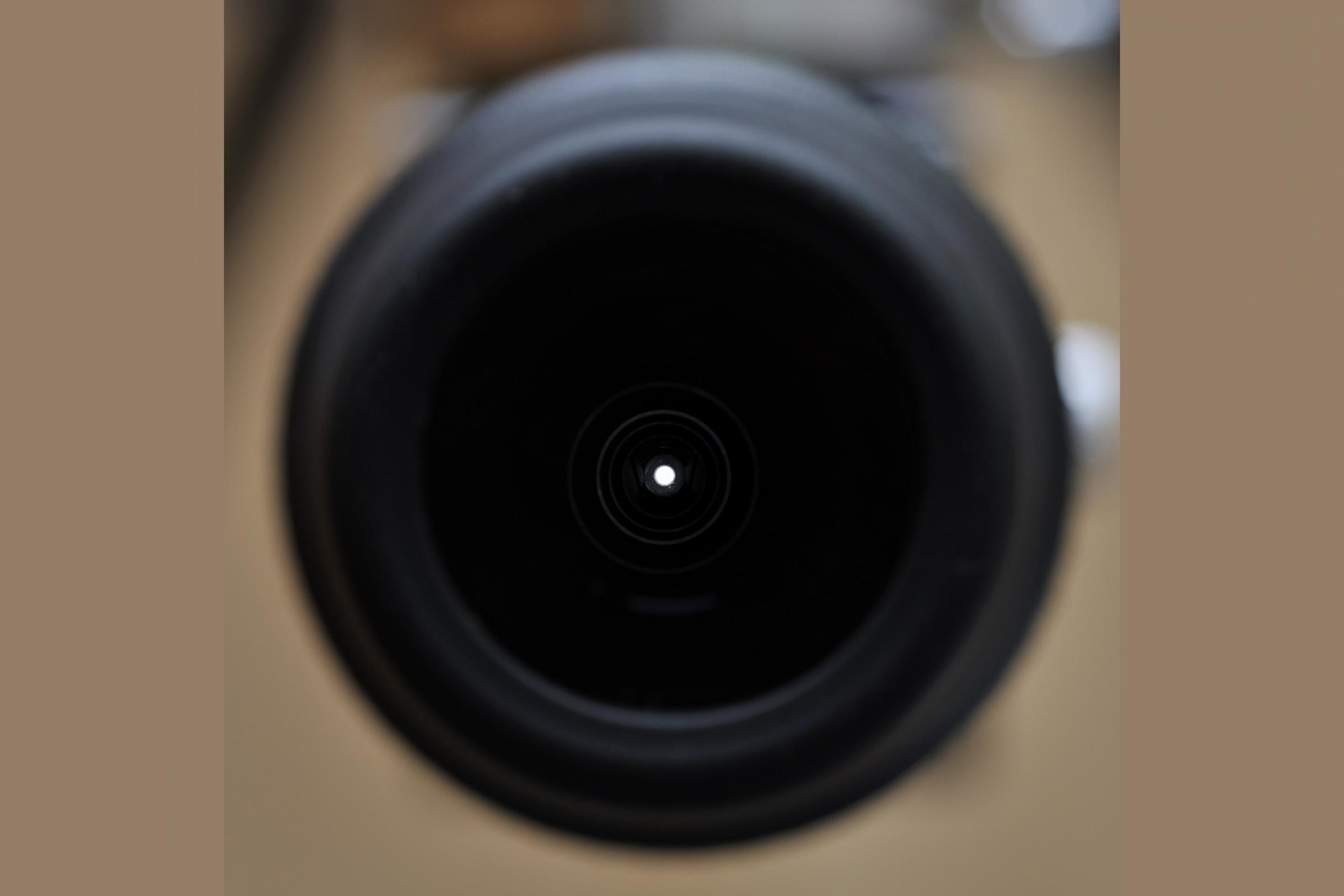 Ein Okular mit kürzerer Brennweite vergrößert am selben Teleskop höher und die Lichtmenge, die am Auge ankommt, ist geringer: Die Austrittspupille ist kleiner.