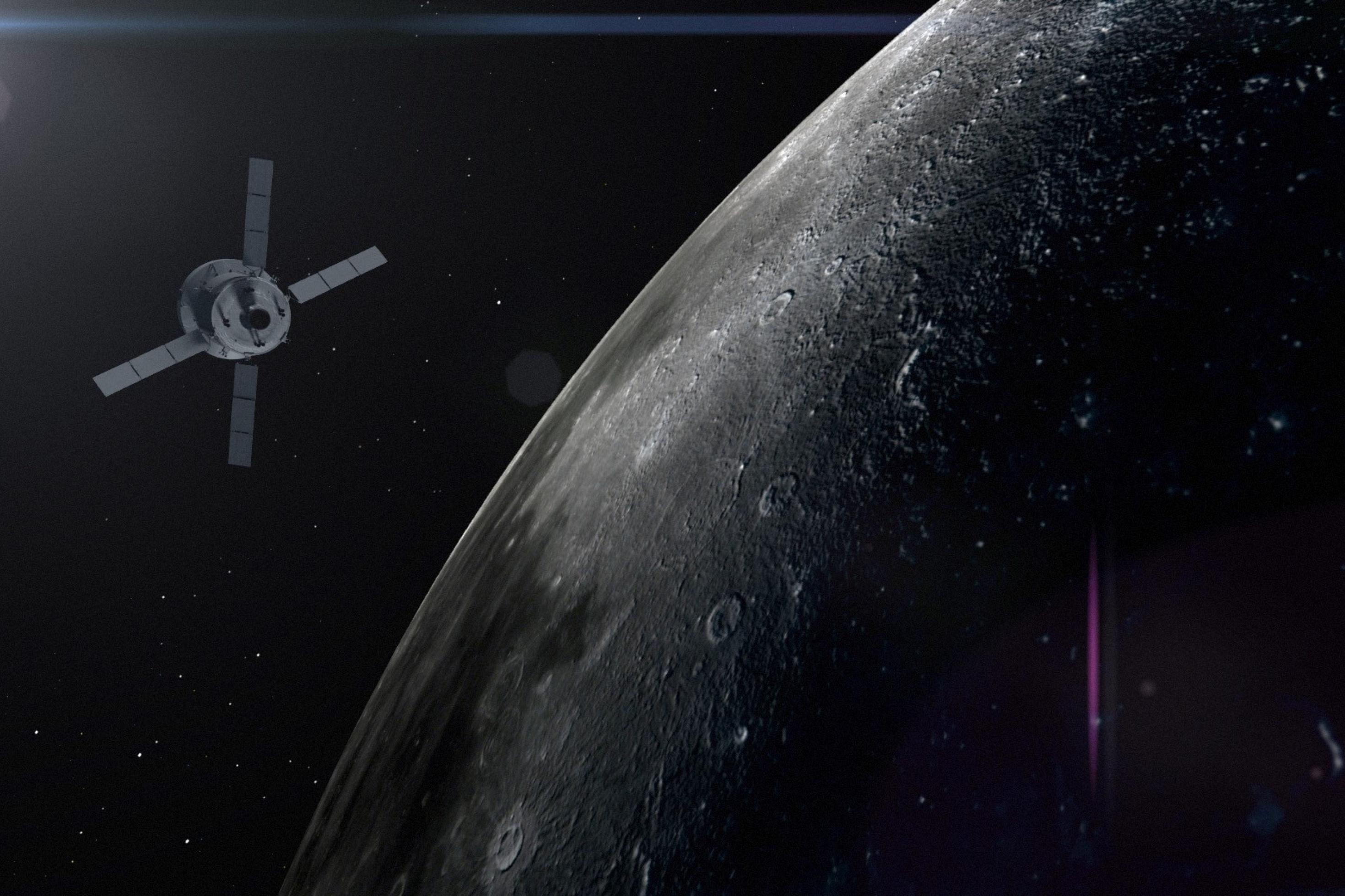 Eine künstlerische Darstellung des Orion-Raumschiffs, das am Mond vorbeifliegt. Ein Ausschnitt des Mondes ist in der rechten Bildhälfte zu sehen. Das Raumschiff befindet sich in der linken Bildhälfte vor dem Schwarz des Weltalls.
