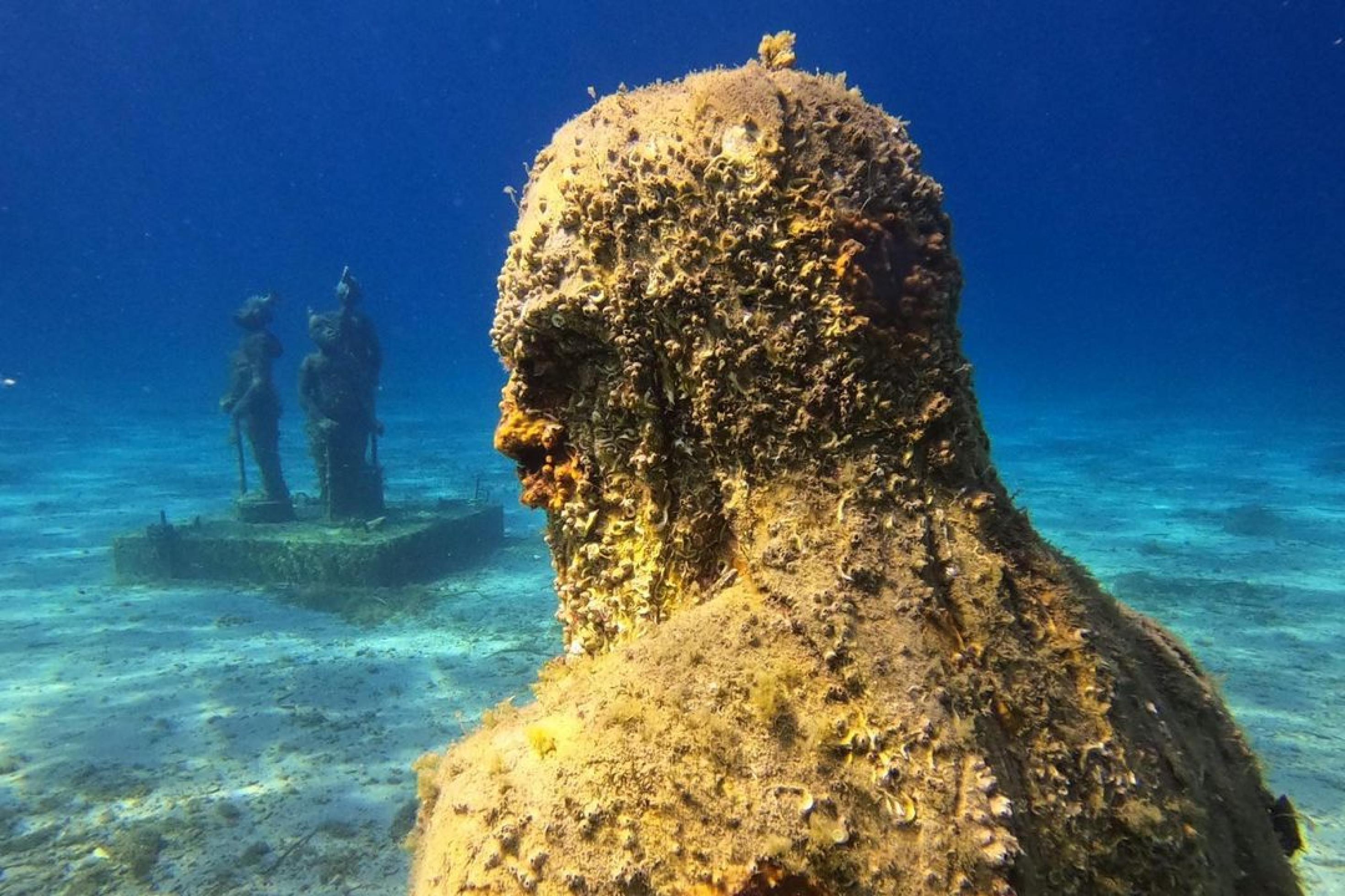 Nahaufnahme der Poseidon-Statue. Im Hintergrund sind weitere Statuen zu erkennen.