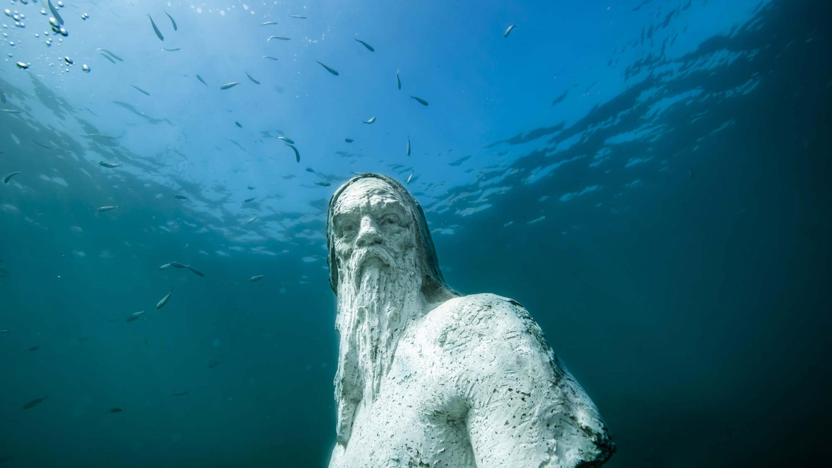 Oberkörper und Kopf der Poseidon-Statue unter Wasser.