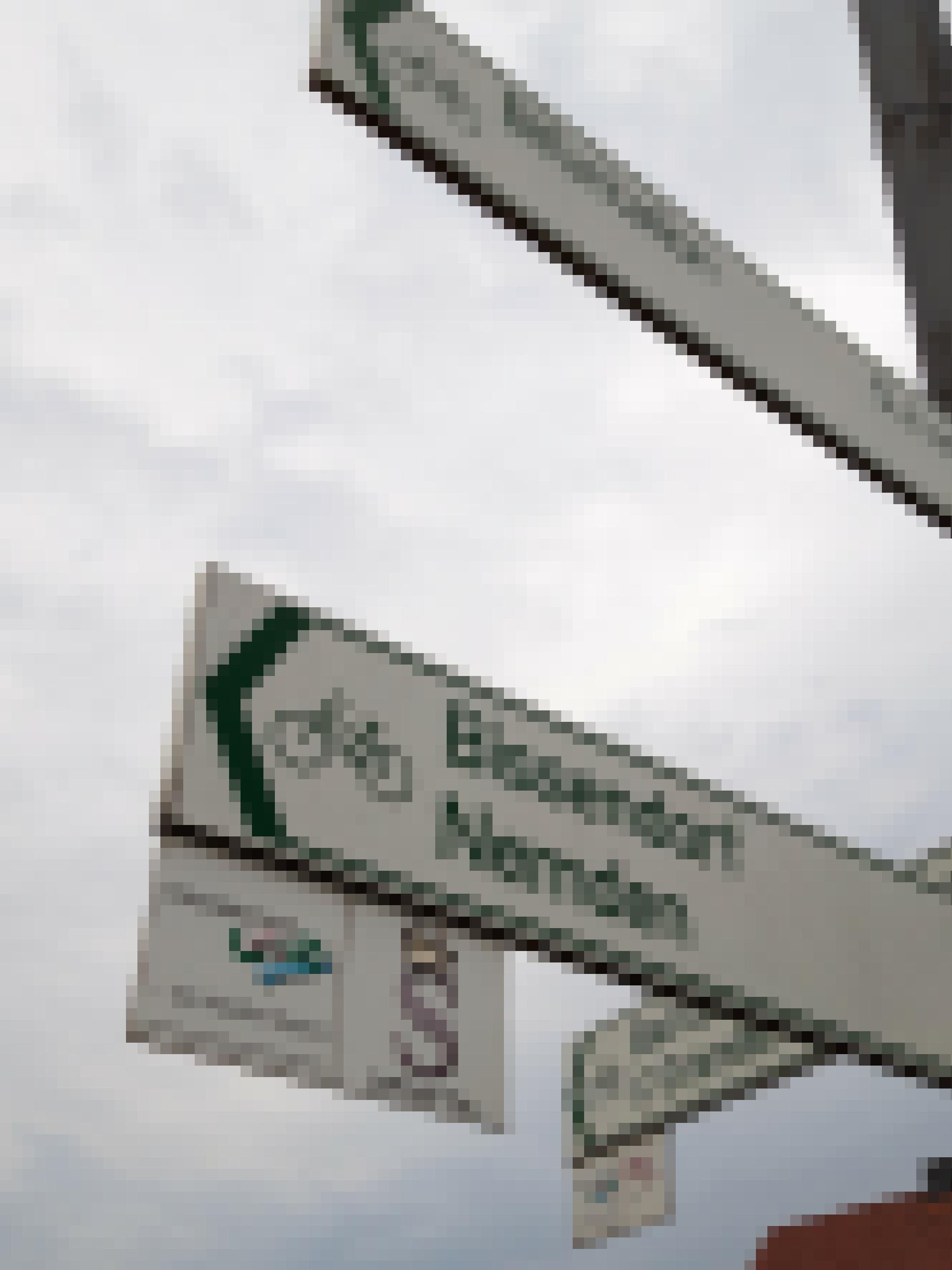 Hinweisschilder für Radfahrer. Zu lesen ist „Bifurkation 5,3 km“ sowie „Bissendorf, Nemden“.