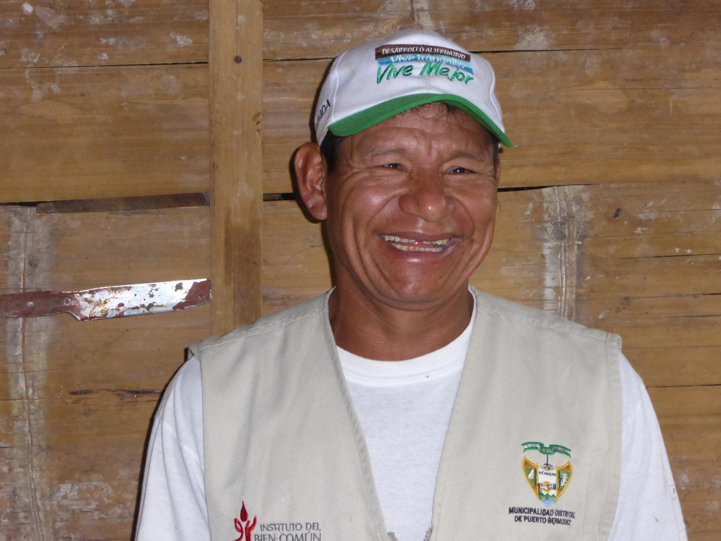 Mann, etwa 50 Jahre alt, indigen, mit weißer Schildmütze, lacht in die Kamera.