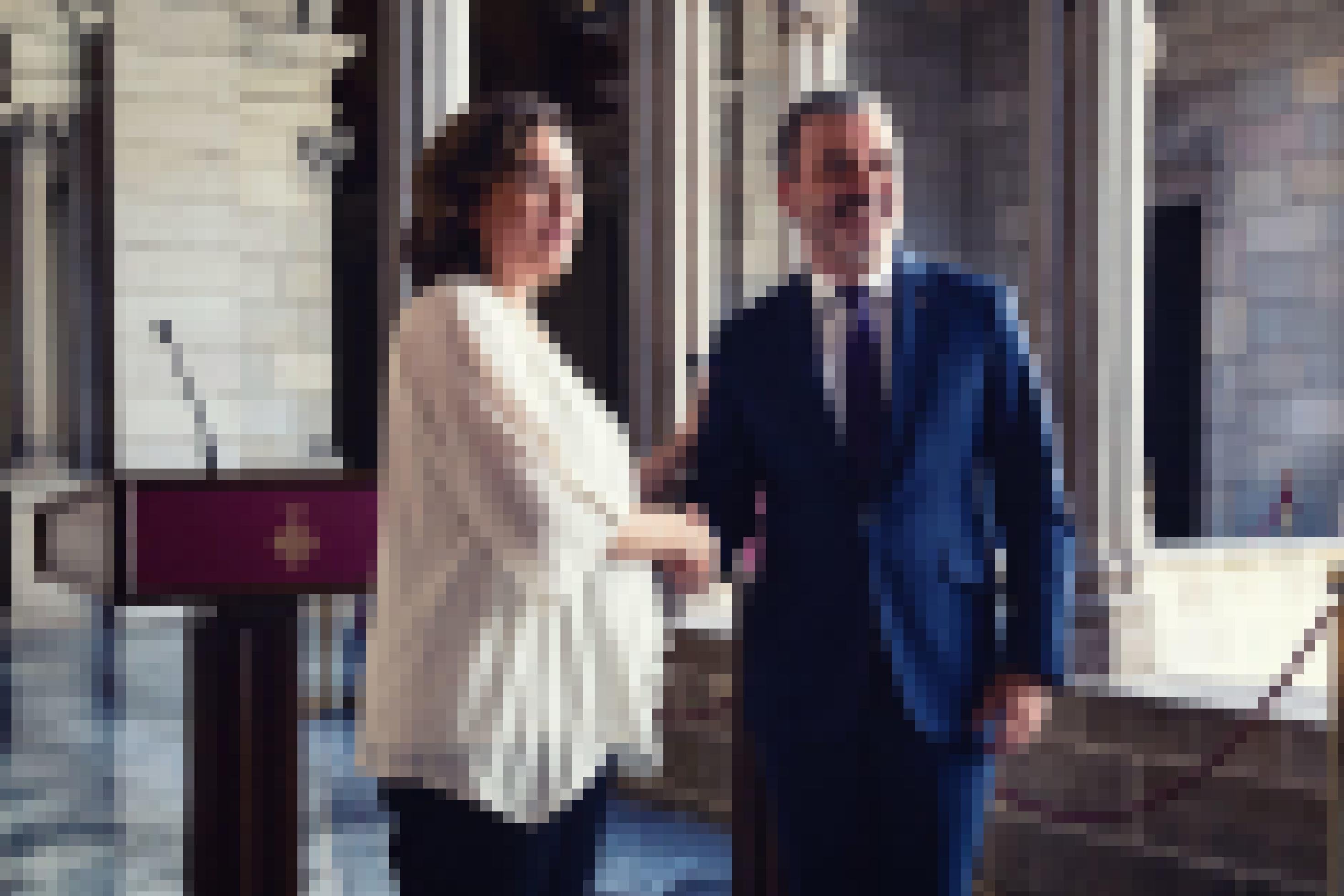 Im gotischen Rathaus von Barcelona reichen sich Ada Colau und Jaume Collboni die Hand. Sie signieren so 2019  einen gemeinsamen Regierungspakt.