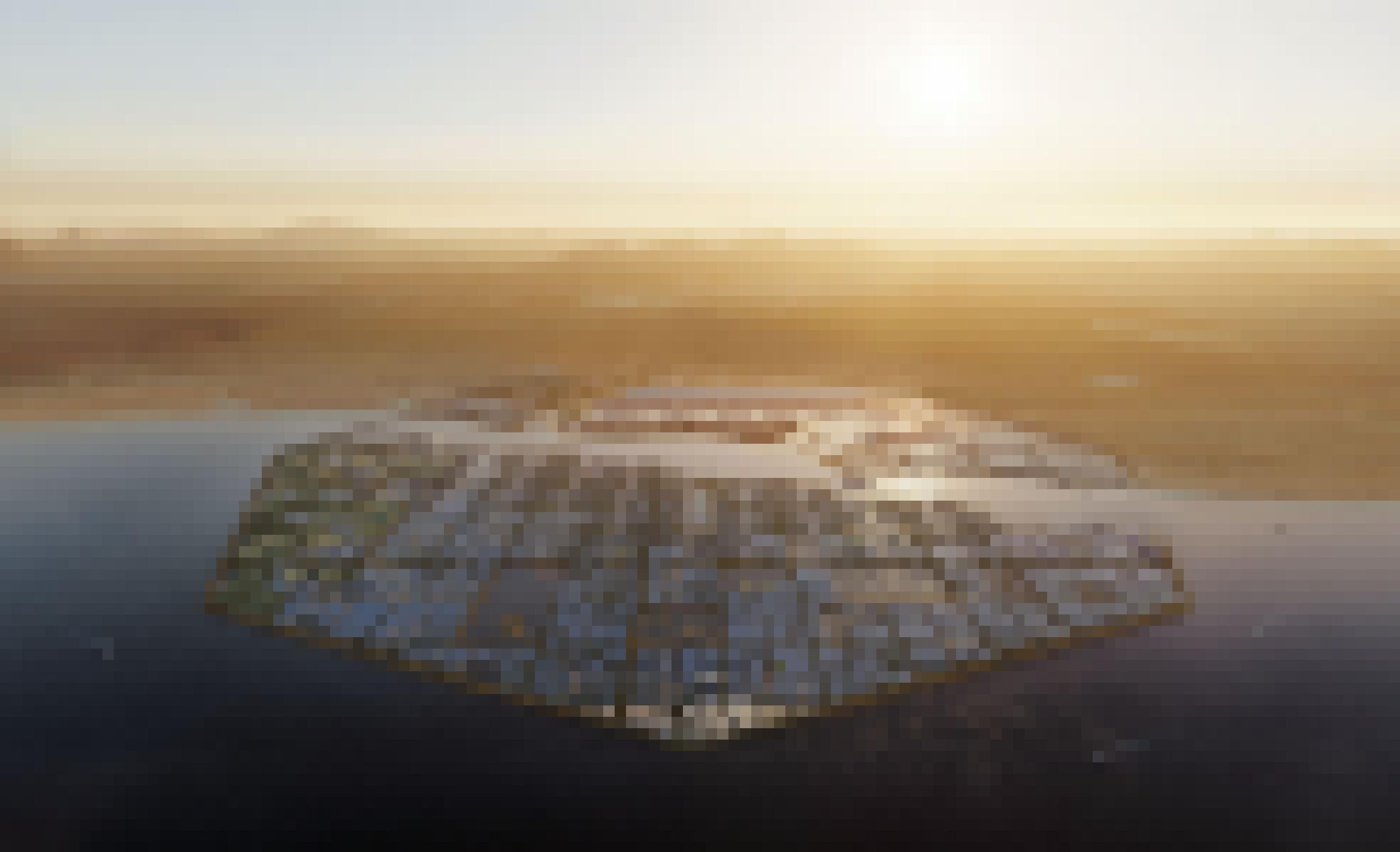 Man sieht die geplante Stadt Oxagon am Roten Meer aus der Vogelperspektive. Im Hintergrund sieht man die Wüste im Sonnenlicht.
