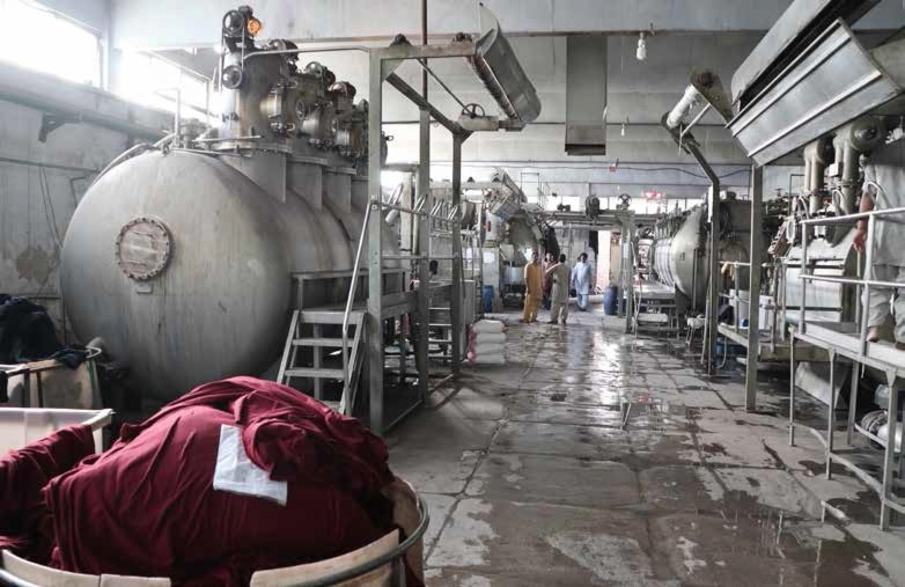 Blick in die Färberei eines Textilveredlungsbetriebes in Lahore in Pakistan. Umweltschutzstandards werden nur selten eingehalten.