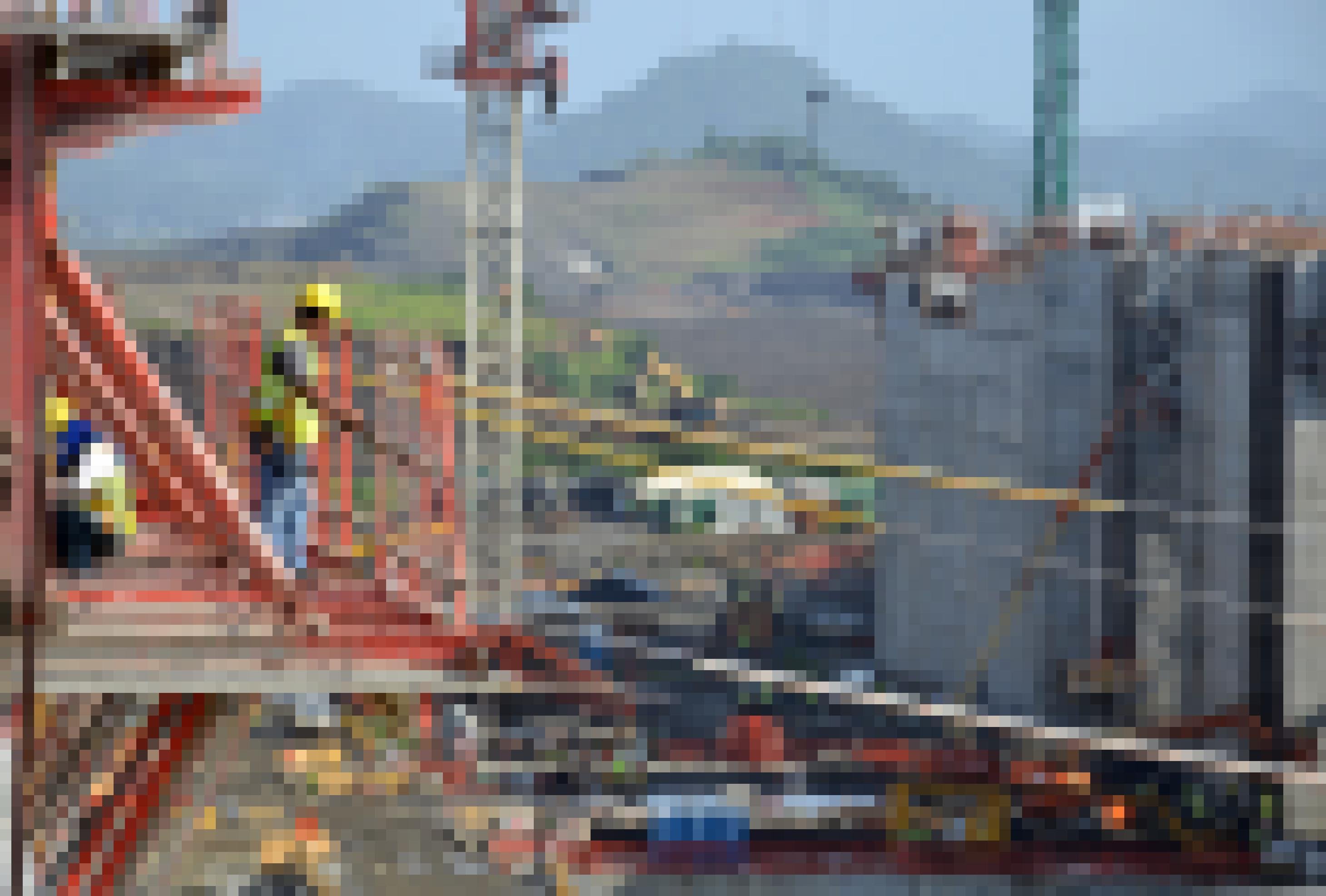 Ein Bauarbeiter auf einem Gerüst in der Höhe blickt herunter auf eine riesige Betonwanne der künftigen Schleusen.