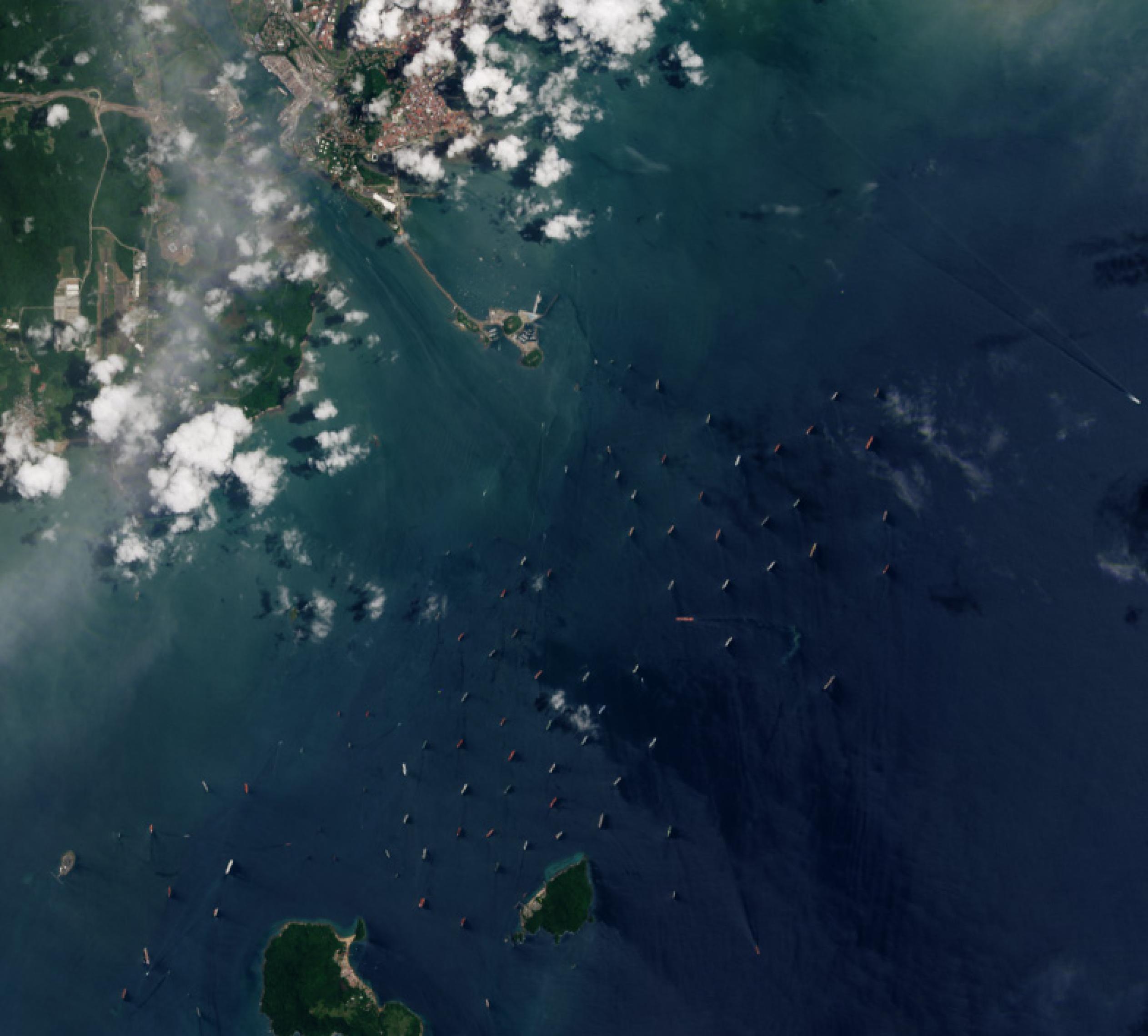Luftbild der Nasa zeigt hunderte von Frachtern vor der Kanaleinfahrt in Panama-Stadt.