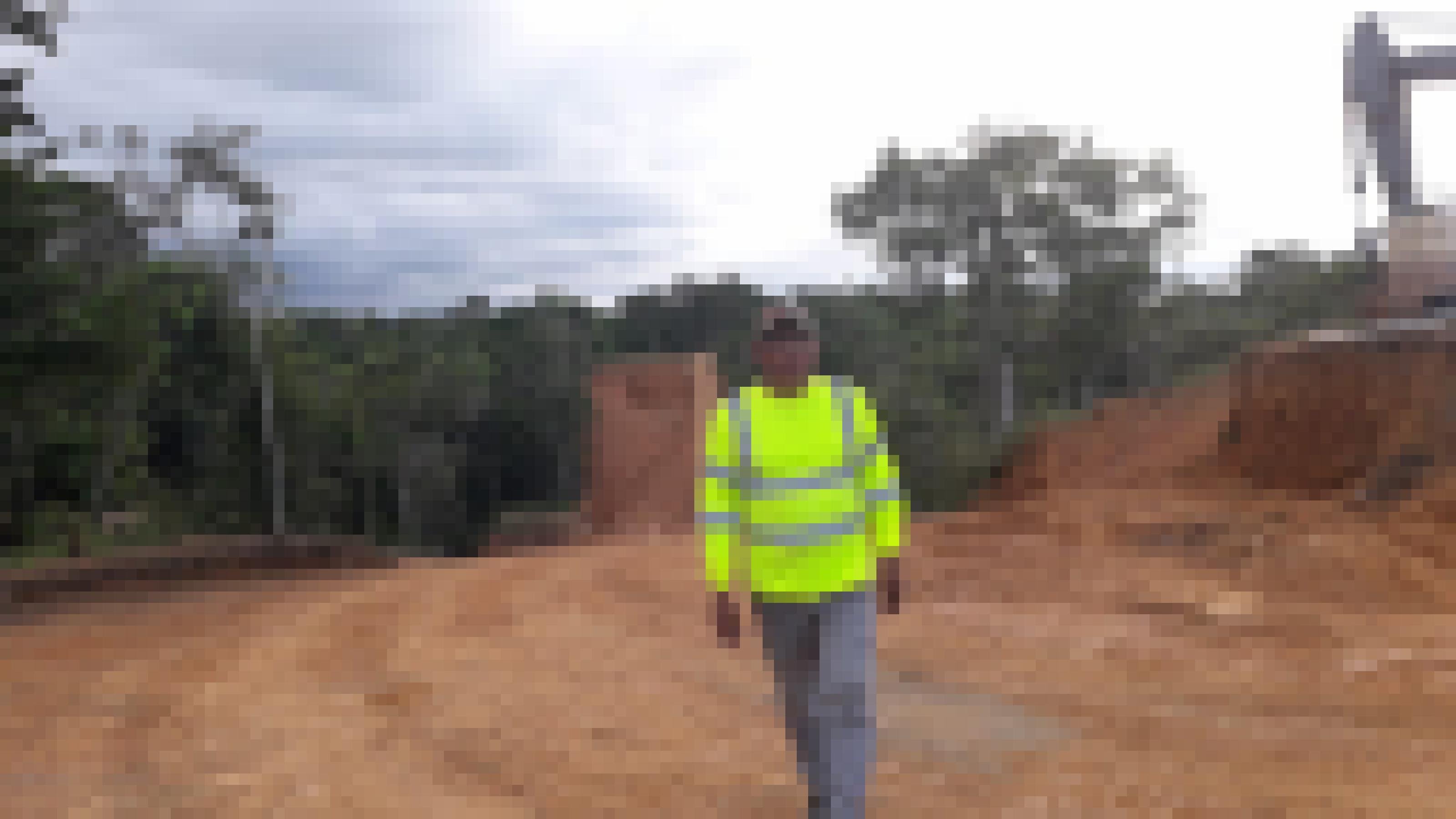 Dilion Navarro in gelber Leuchtweste auf der Baustelle im Dschungel von Panama.