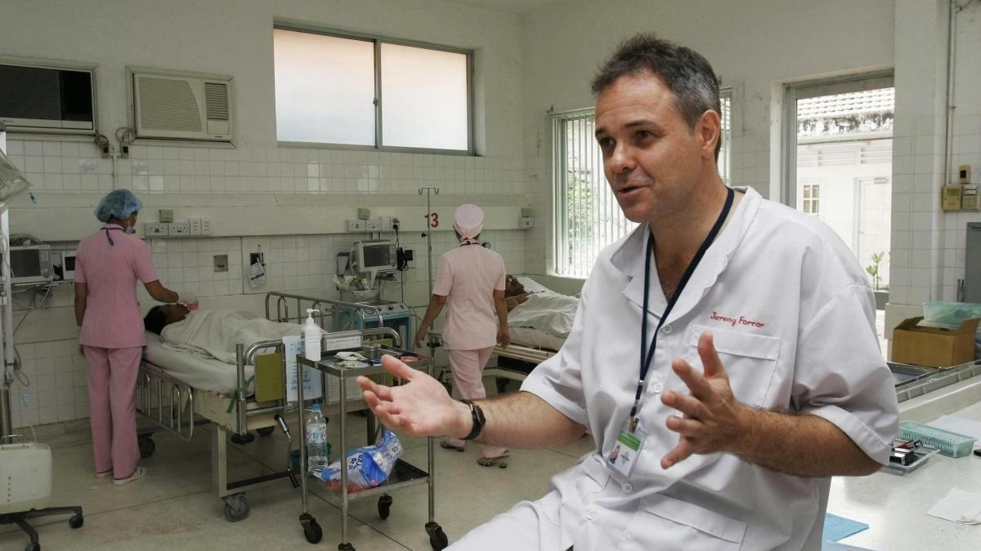 ein Mann in weißer Uniform spricht mit einem Patienten [AI]