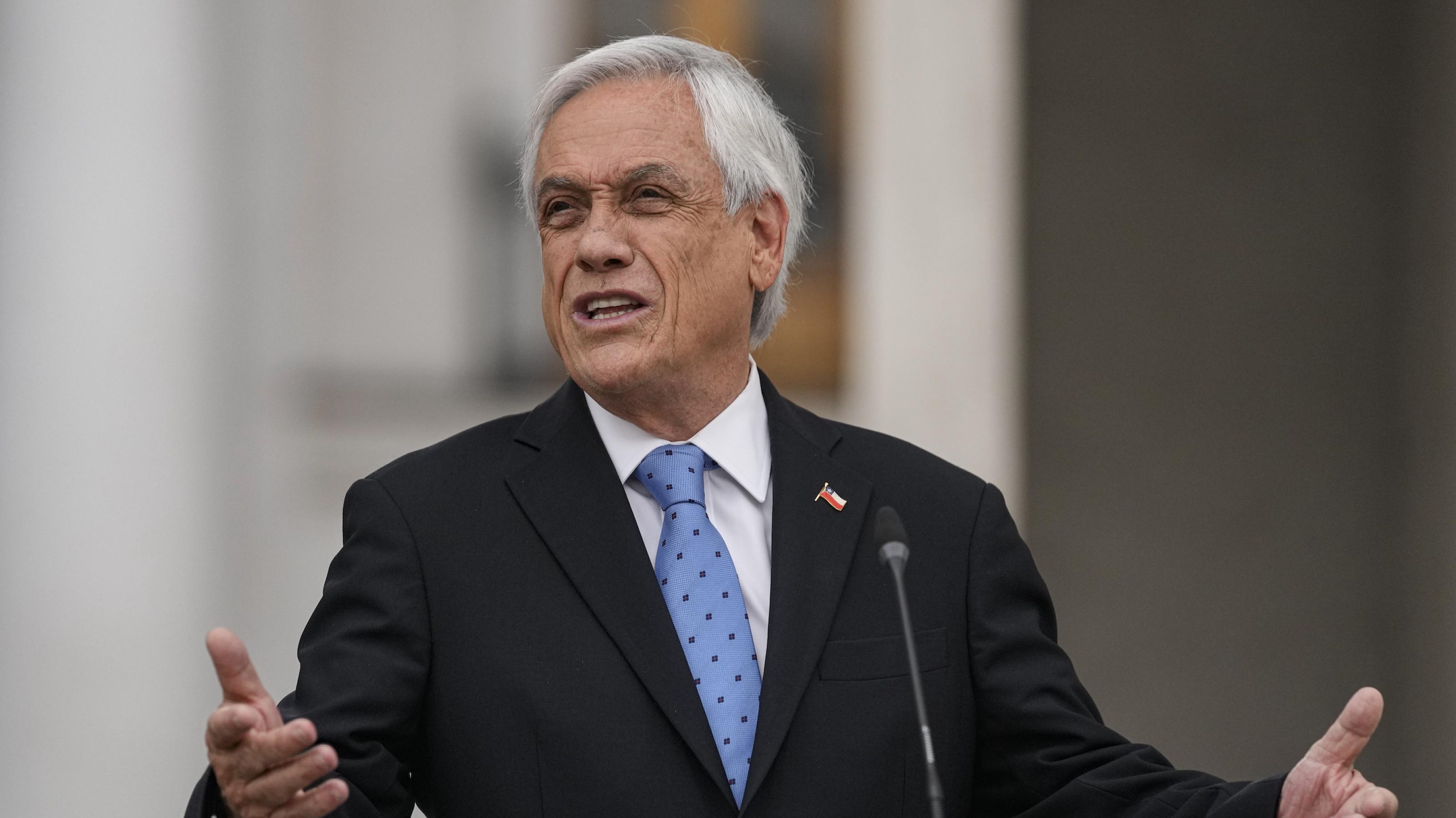 Der chilenische Präsident Sebastian Piñera am Rednerpult mit einem etwas gequälten Gesichtsausdruck.