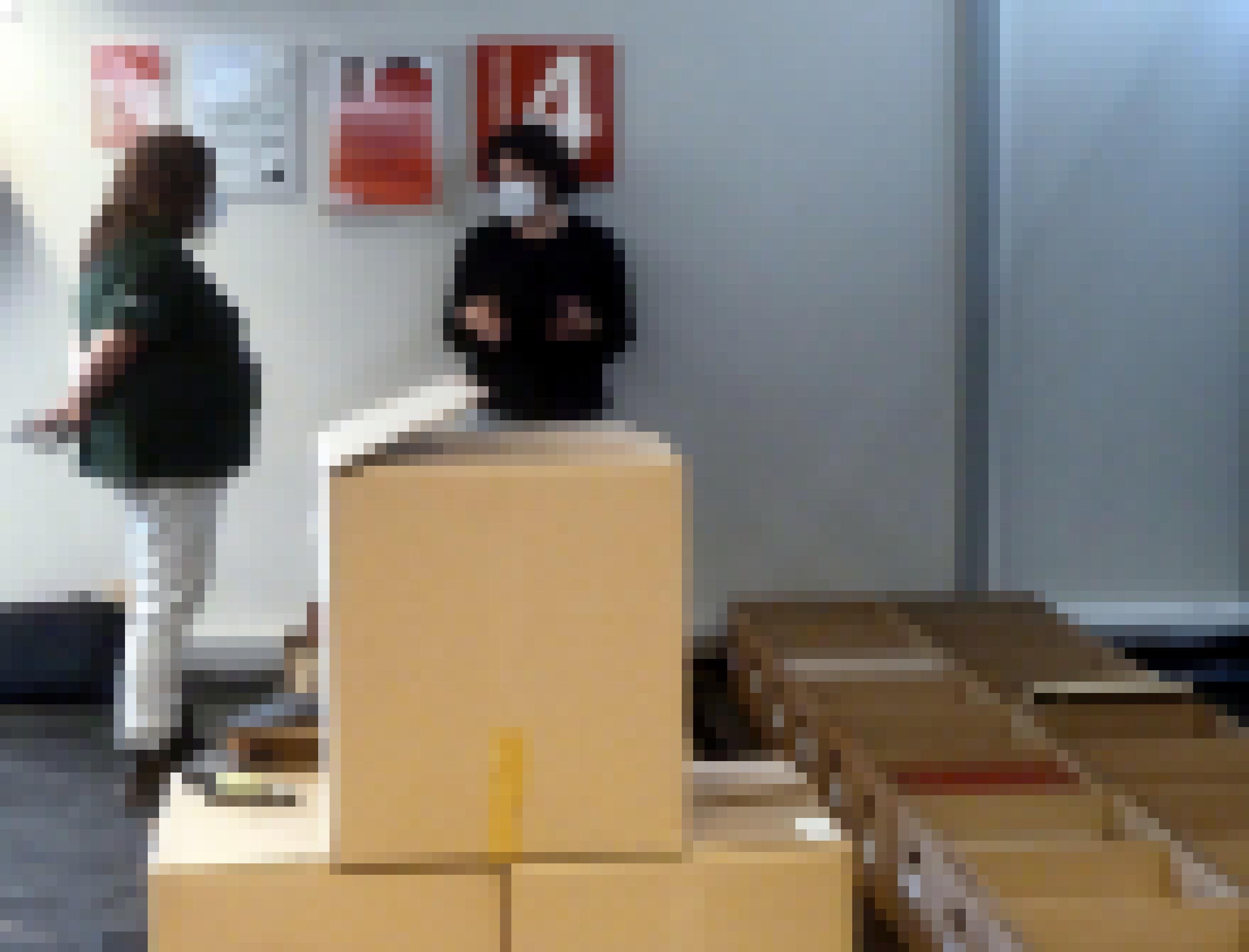 Tina Löhr spricht inmitten von Kisten geretteter Bibliotheks-Bestände mit einer Mitarbeiterin