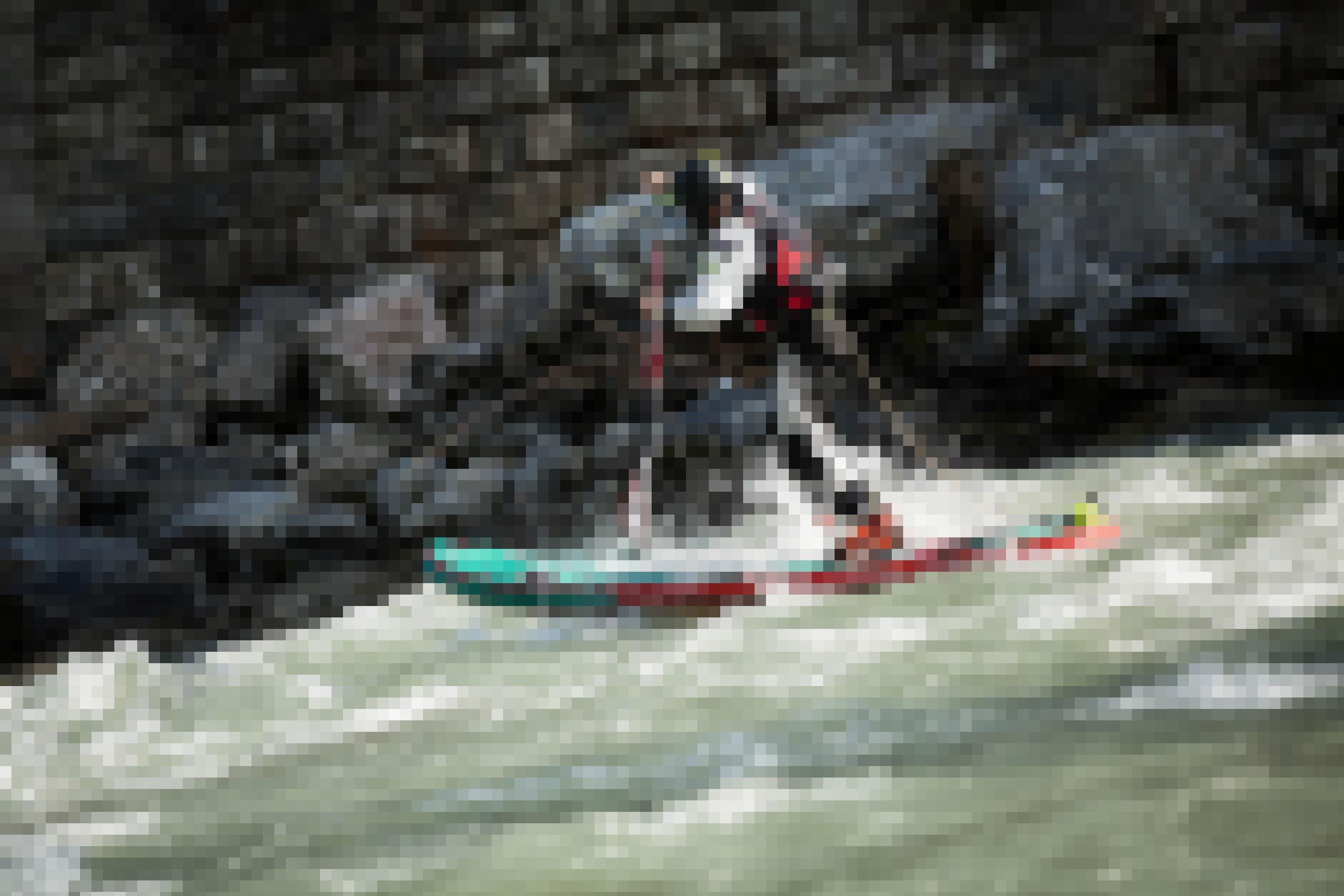 Stand-Up-Paddle-Board auf der wilden Salzach mit Fahrer.