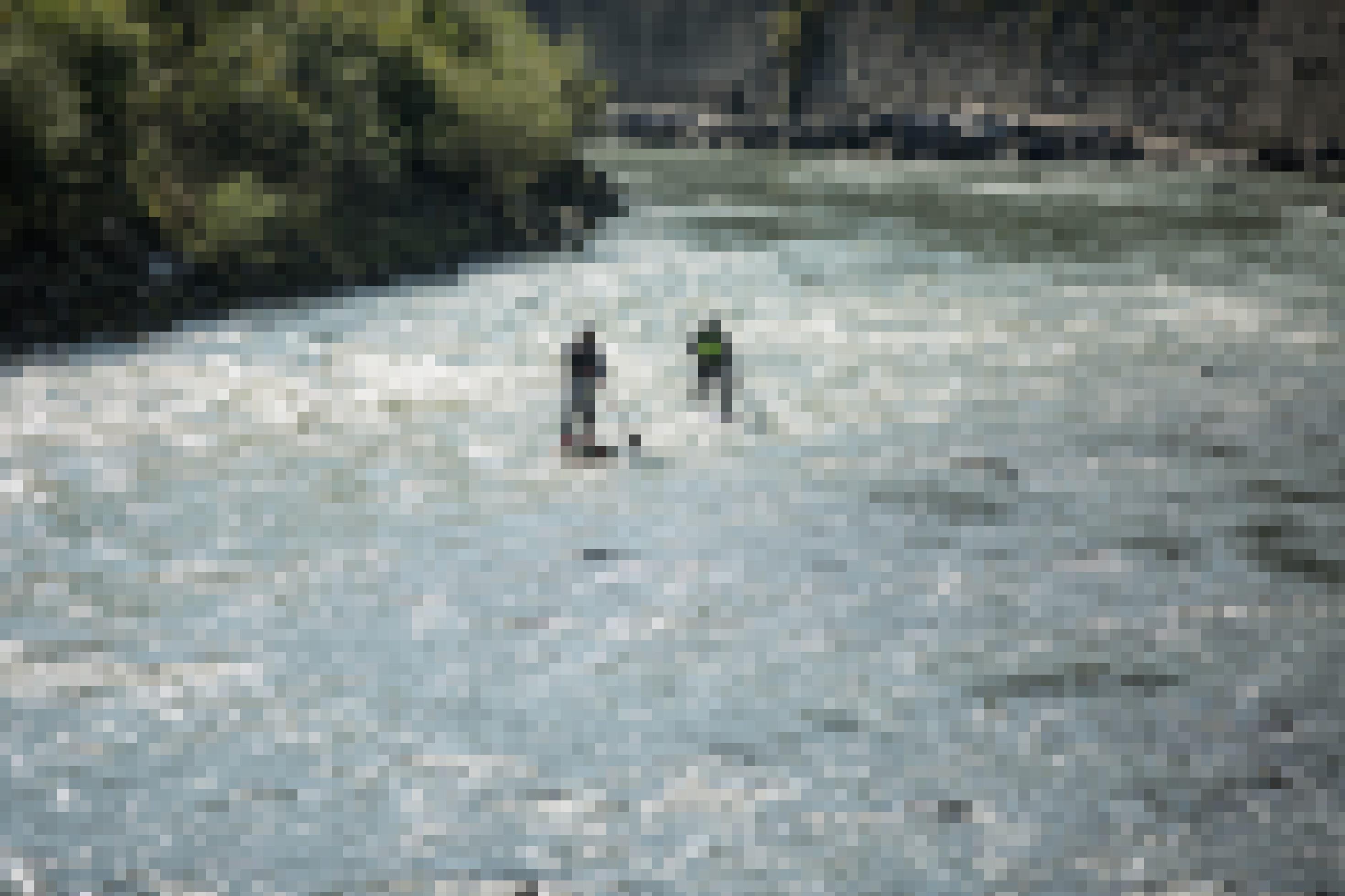 zwei Stand-Up-Paddler auf der Salzach