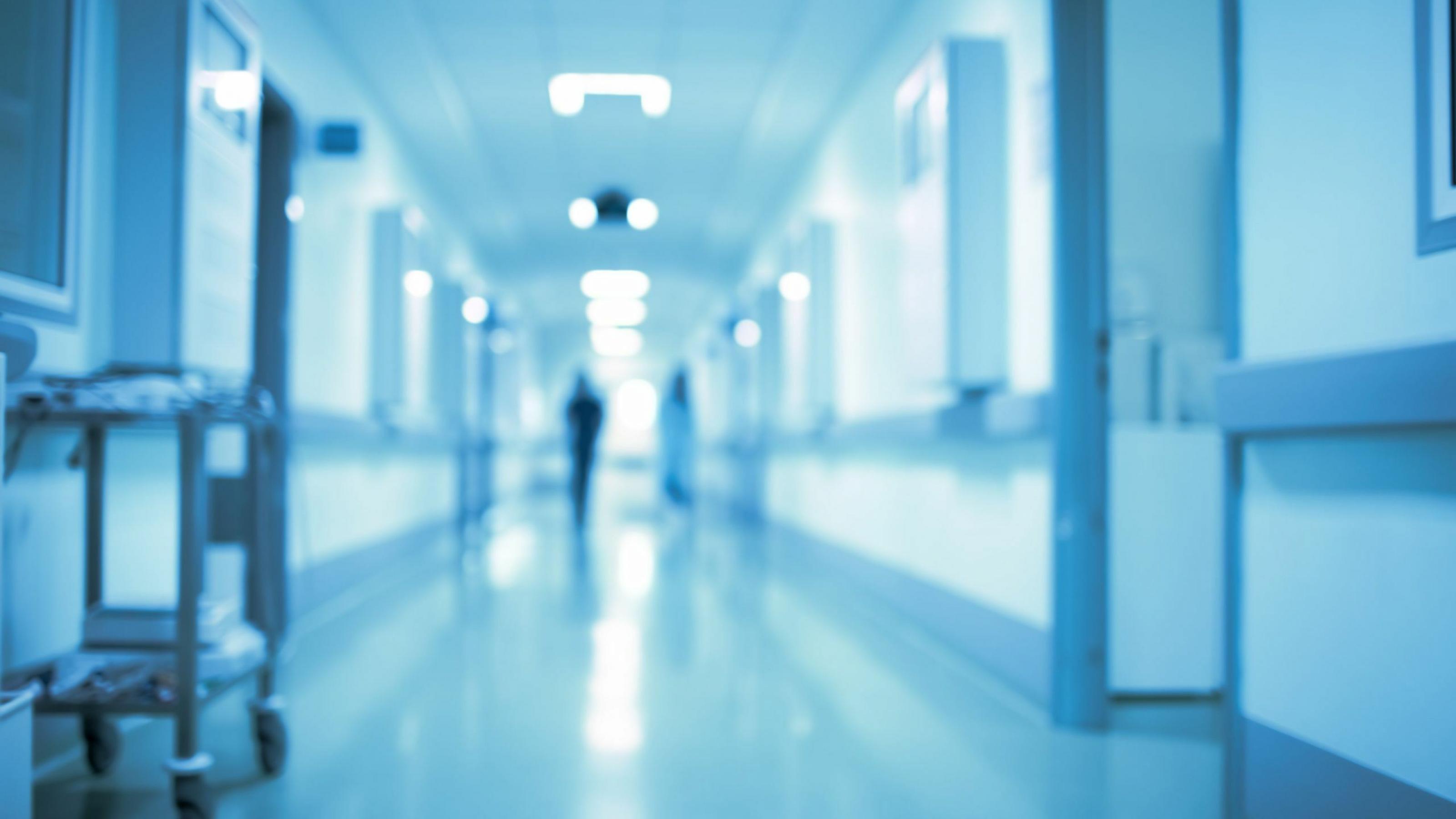 Ein langer Flur im Krankenhaus – Über eine Patientenverfügung kann man Ärzten mitteilen, wie man behandelt werden möchte.