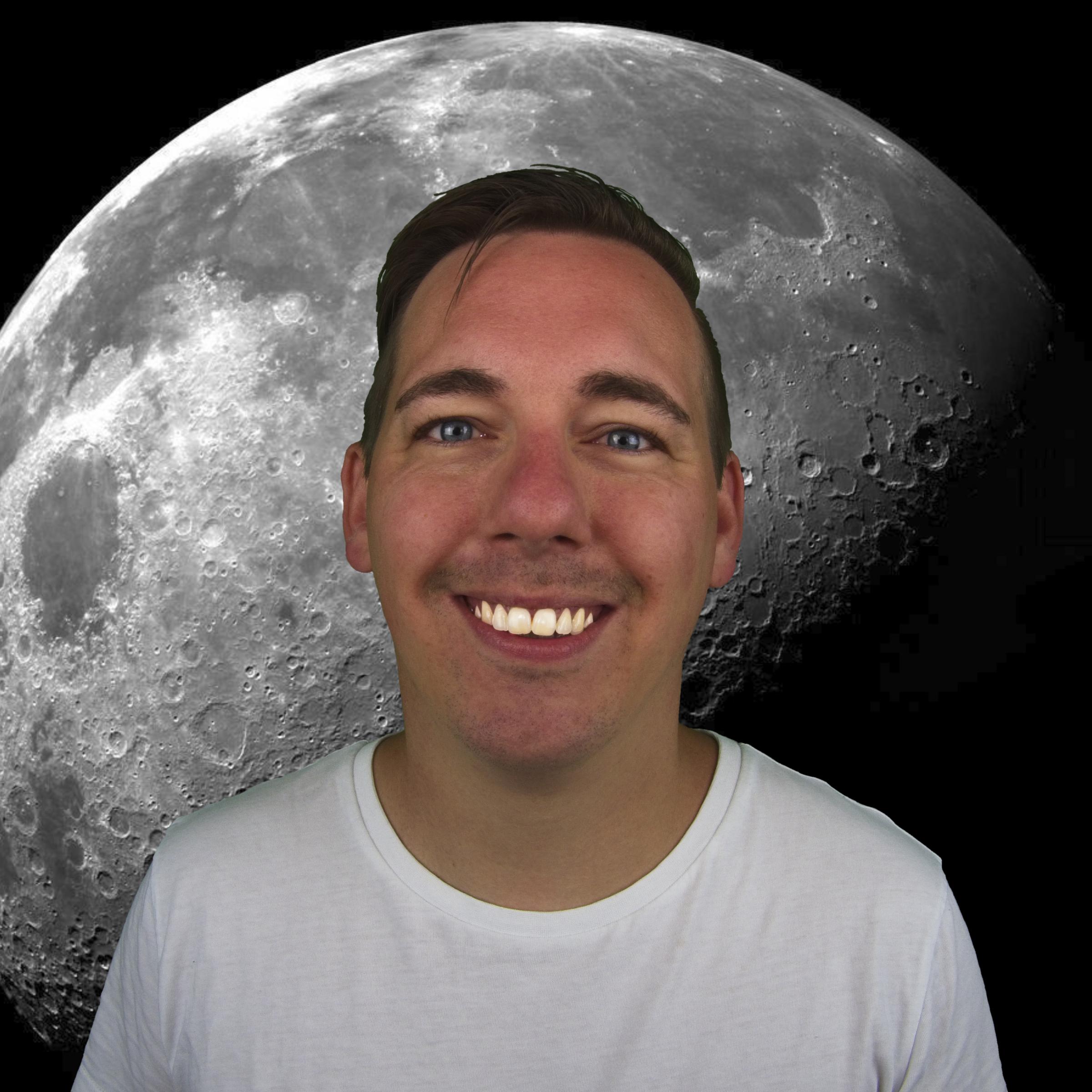 Ein Portrait von Patrick Klapetz in der Bildmitte. Im Hintzergrund befindet sich ein großes Foto vom Mond vor dem Schwarz des Weltraums.