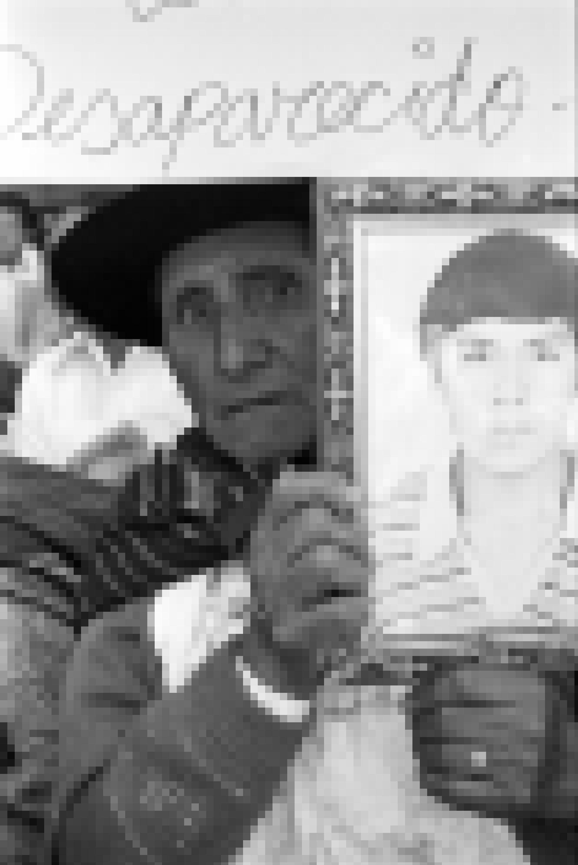 Ayacucho 2003: links sieht man eine indigene, zerfurchte Frau mit Hut. Sie hält das gerahmte Foto eines  jungen Mannes in die Höhe. Darüber steht handgeschrieben: „desaparecidos“