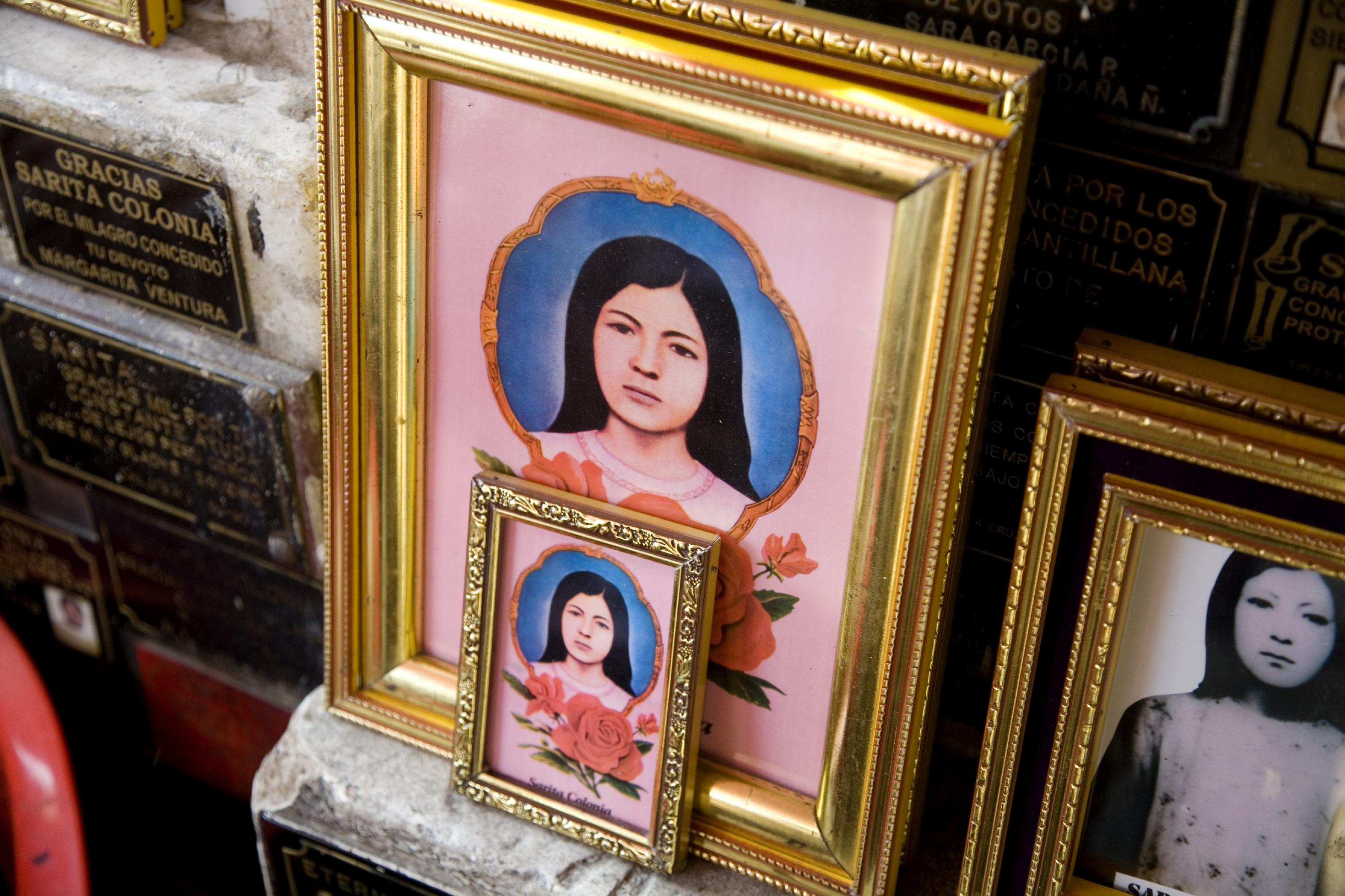 Bilder der Sarita Colonia, einer vom Vatikan nicht anerkannten aber in Lima sehr beliebten „Heiligen“.  Santa Colonia ist die Schutzpatronin der Taxifahrer und Kriminellen.