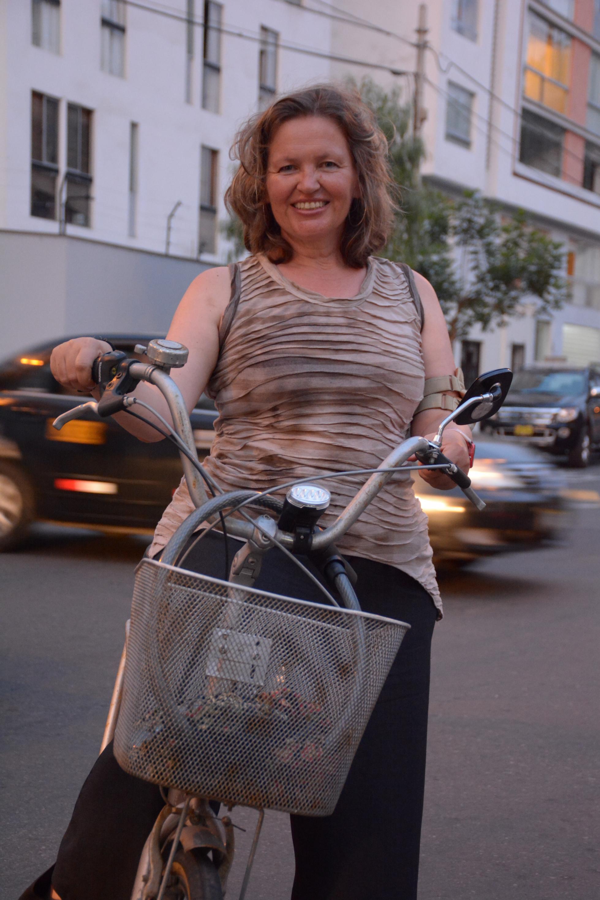 Hildegard Willer von vorne auf einem Fahrrad in Lima.