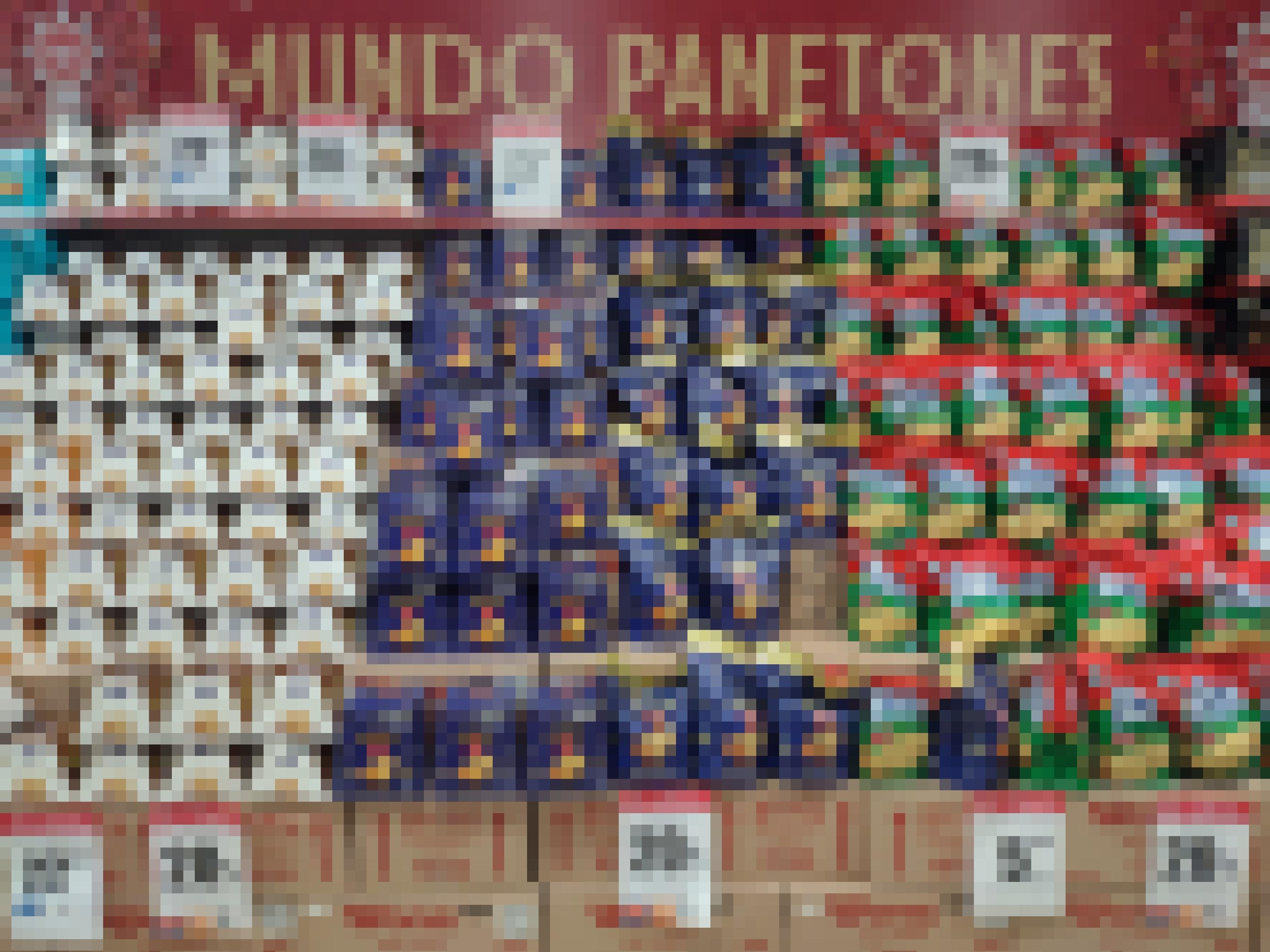 Eine komplette Wand im Supermarkt voller Panettone. Sie sind farblich und auf einer Treppe angeordnet, wie in einem Freilichttheater.  5, 20 oder 22 Prozent Rabatt, verkünden Schilder. Darüber steht auf Spanisch: Mundo Pantones.