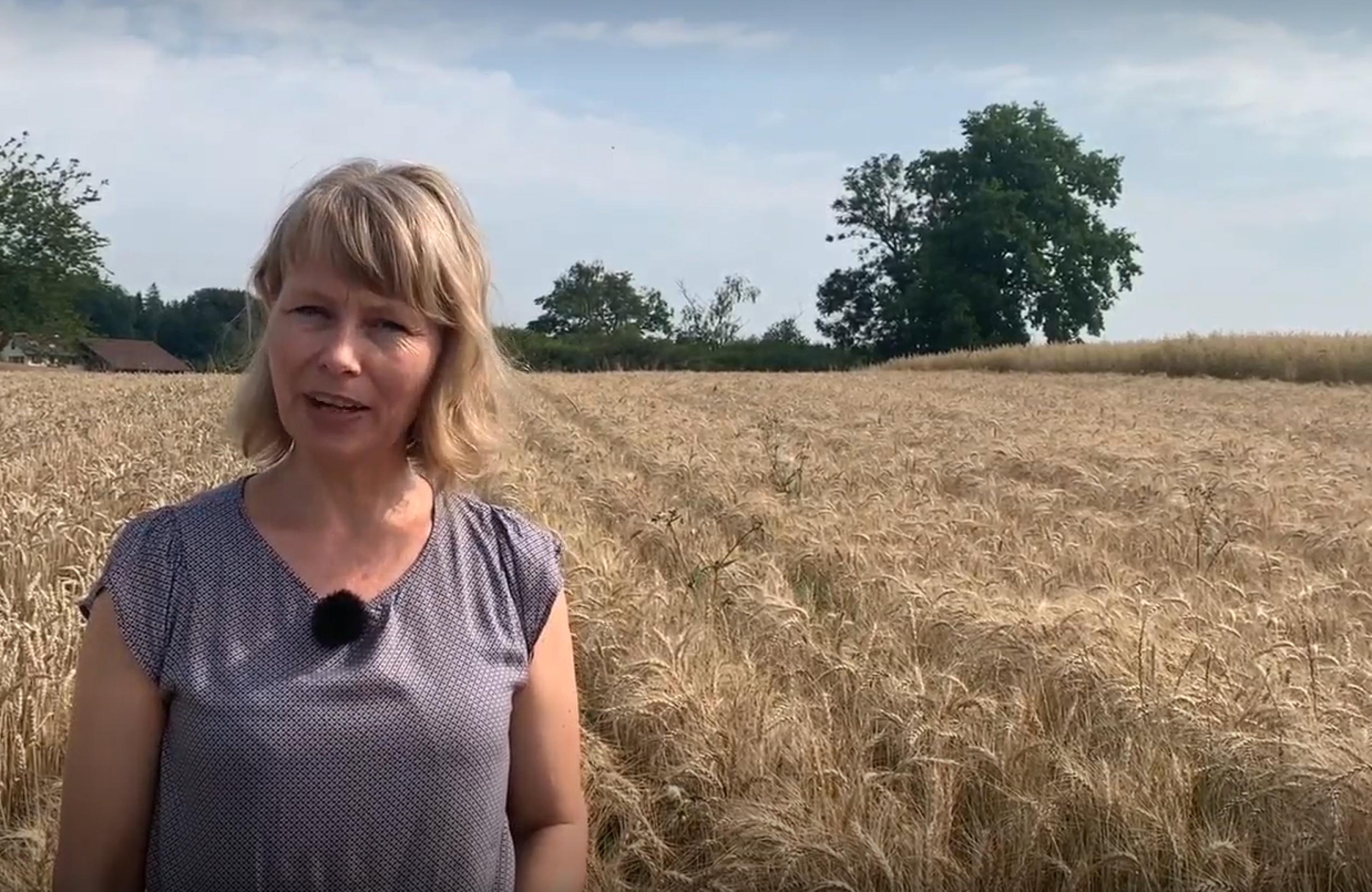 Katrin Carrel-Spielmann steht auf einem Feld.