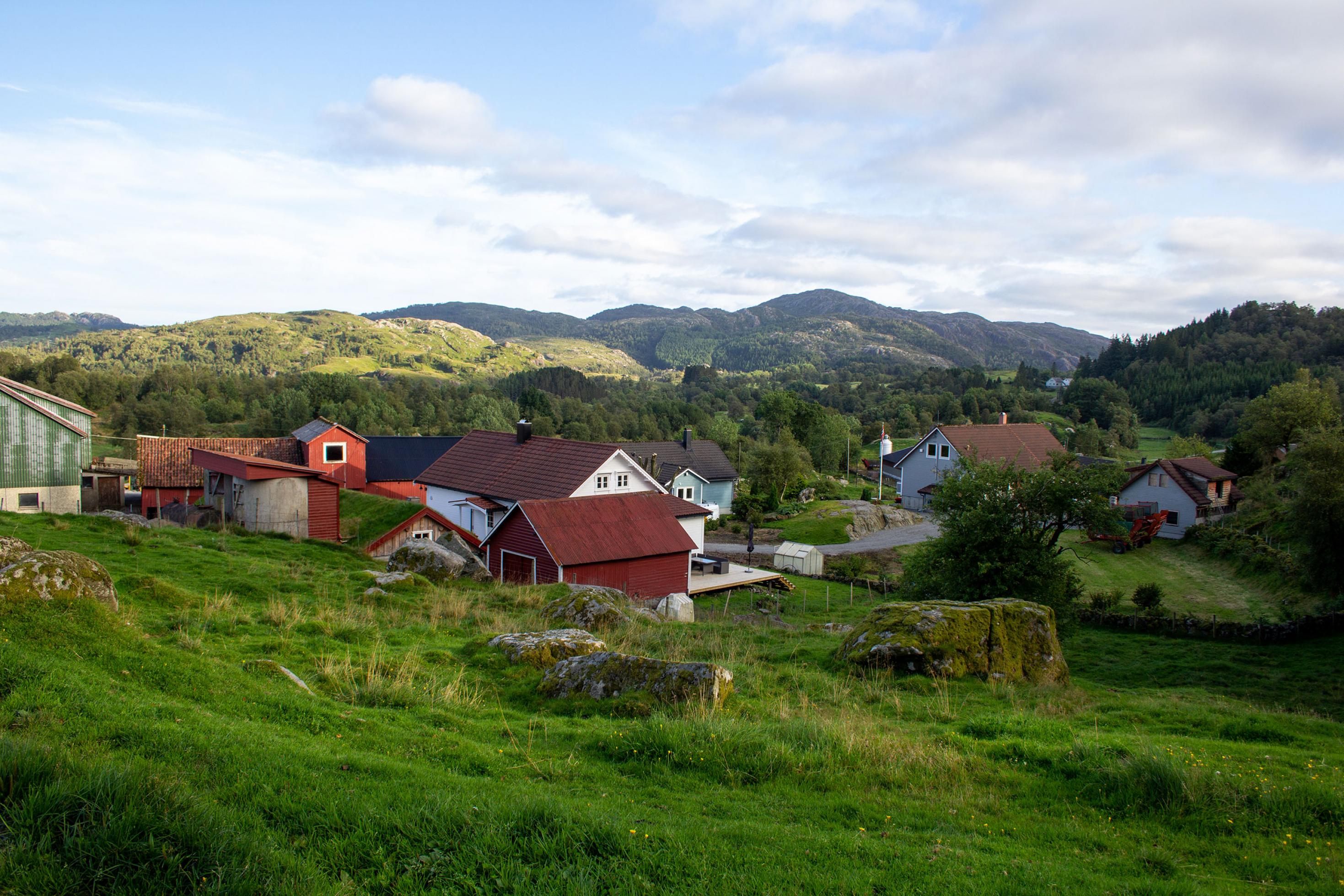 Eine Ansammlung Häuser in einer weiten hügeligen Landschaft