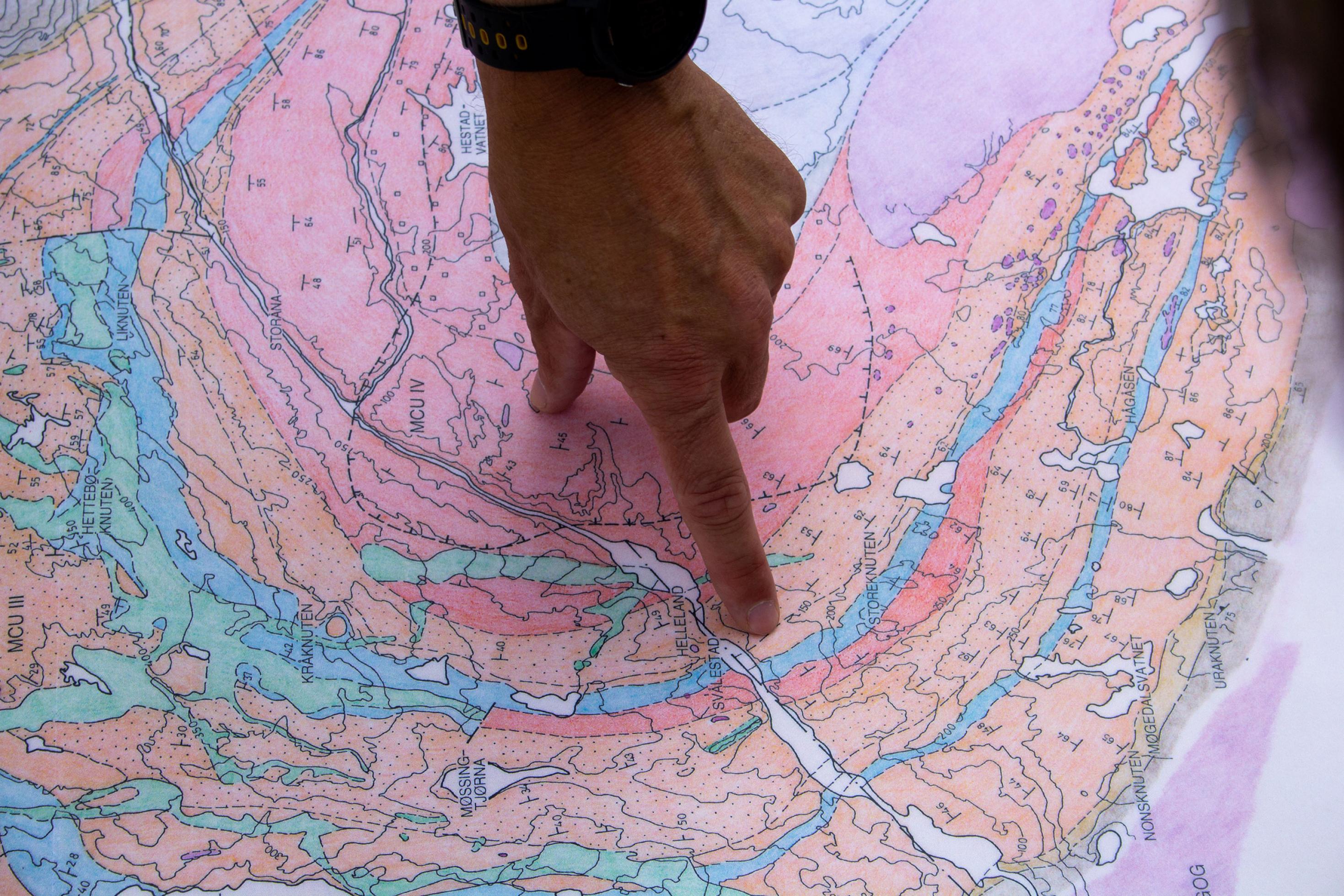 Nahaufnahme einer geologischen Karte, die die hufeisenförmige Anordnung der Schichten zeigt