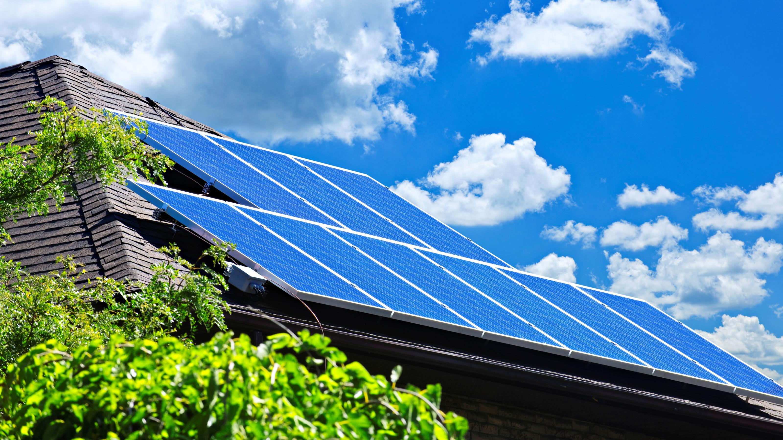 Photovoltaik-Anlage auf dem Dach eines Einfamilienhauses