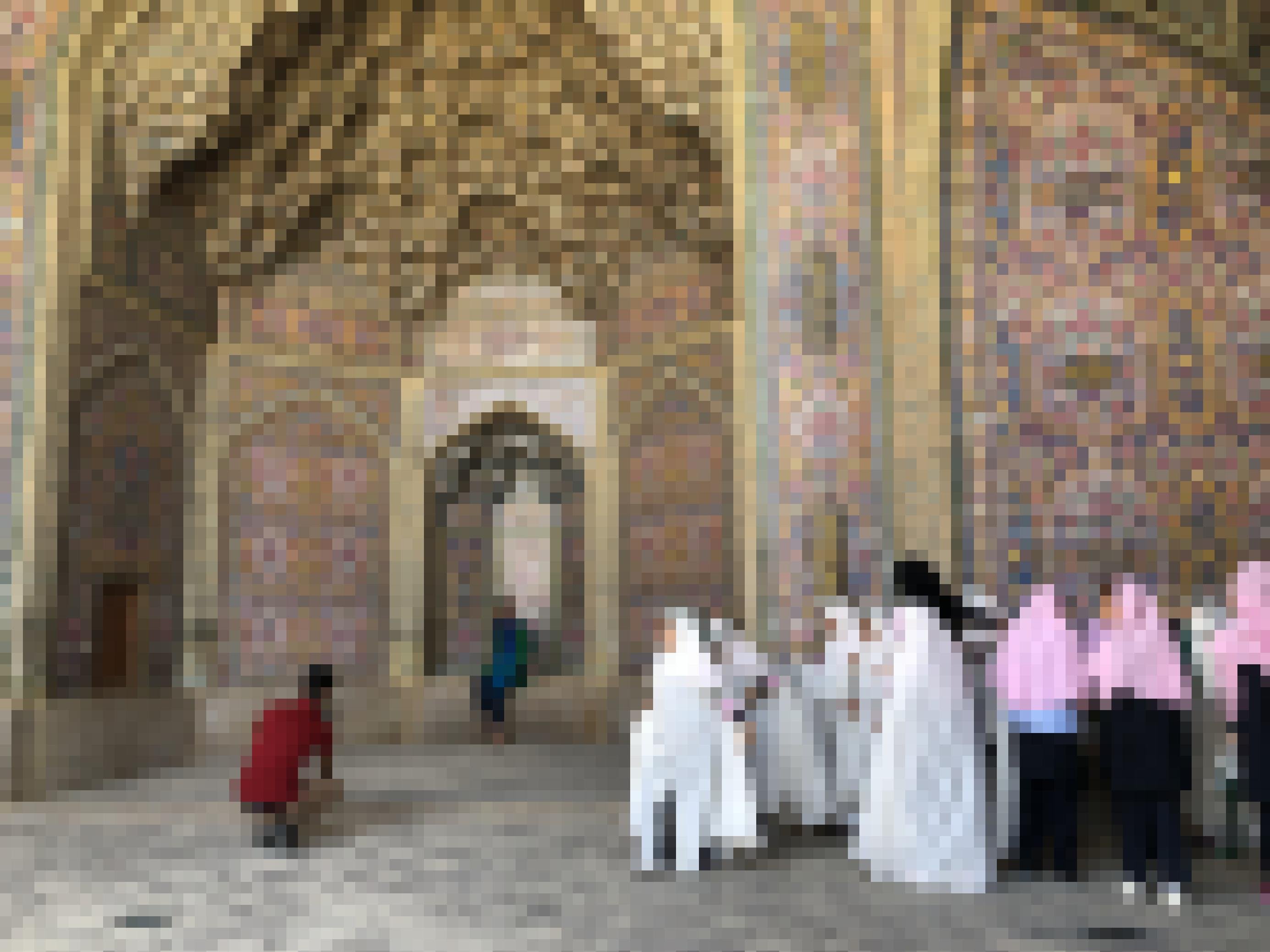 Iranische Schul-Mädchen bei einer muslimischen Zeremonie in der pinken Moschee in Isfahan.