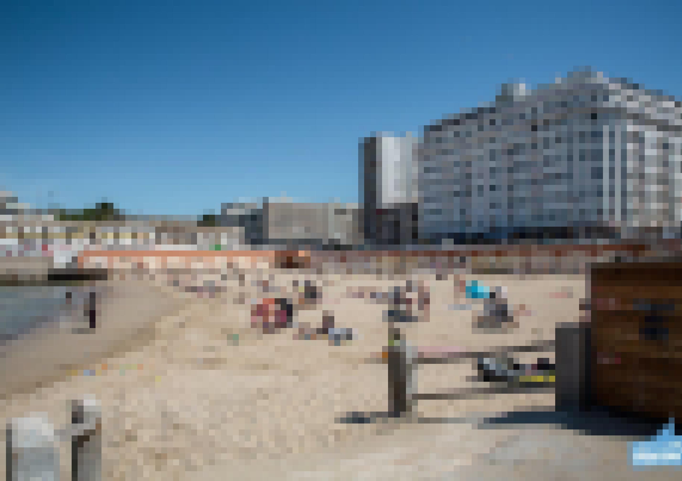 Blick auf den Strand, zwischen Wohngebiet, Straßen und Baustelle.