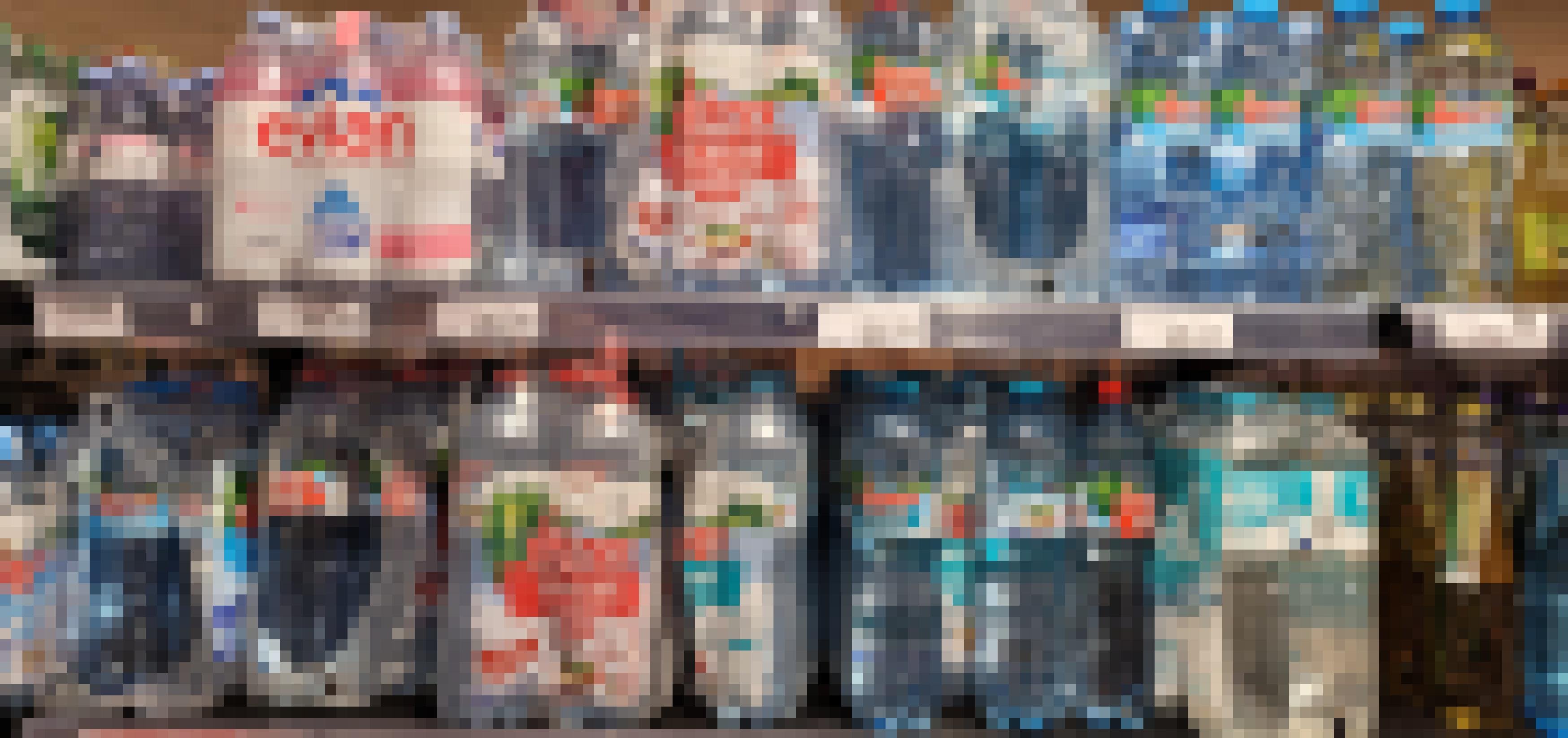 Plastikflaschen im Supermarktreegal