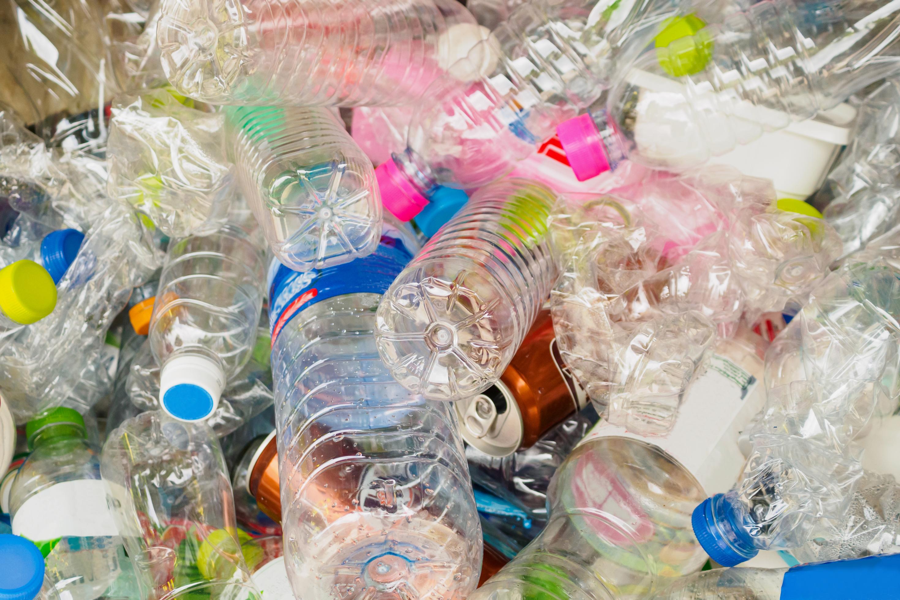 Plastikflaschen im Müllcontainer.