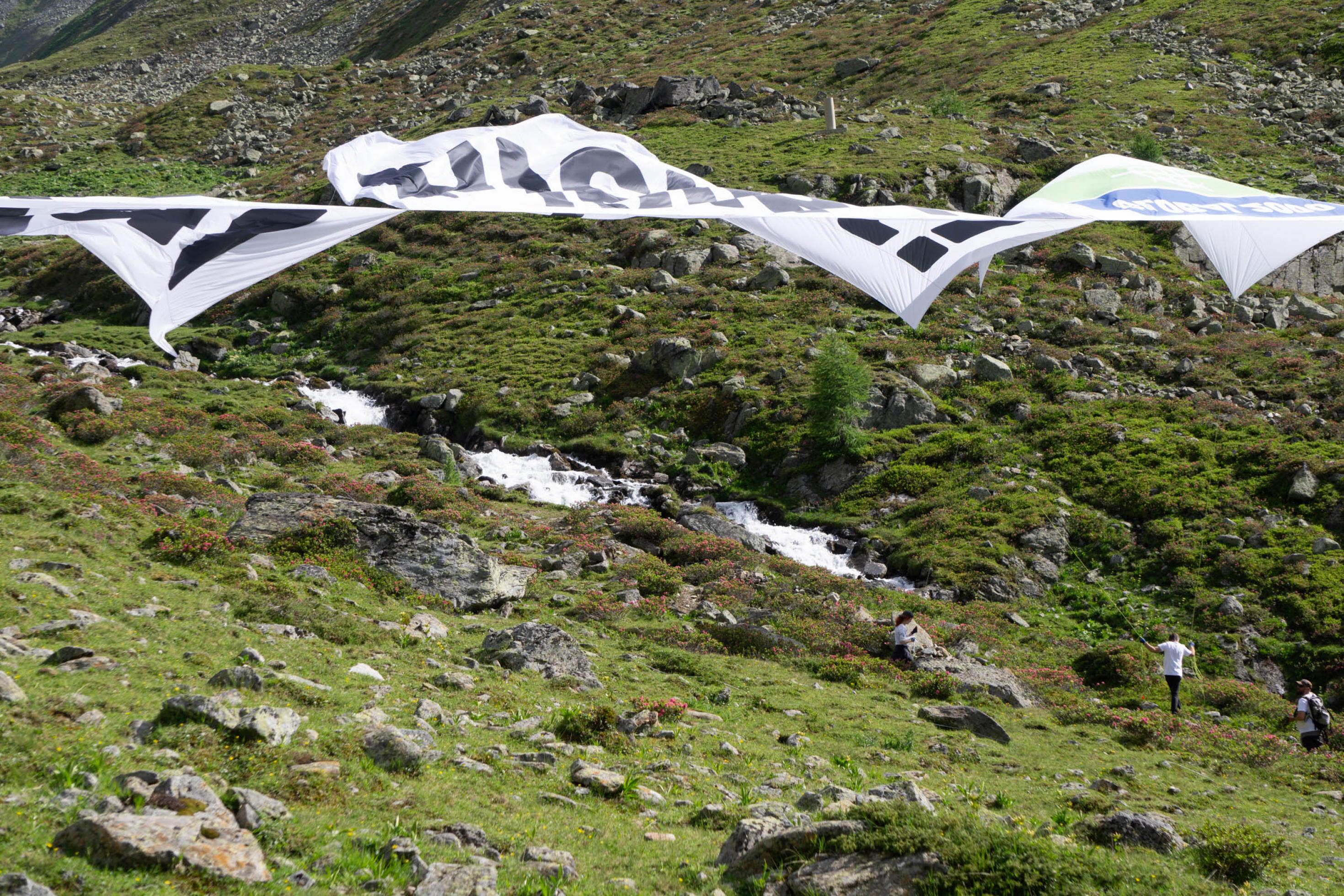 Banner weht im Wind über alpinem Hochtal