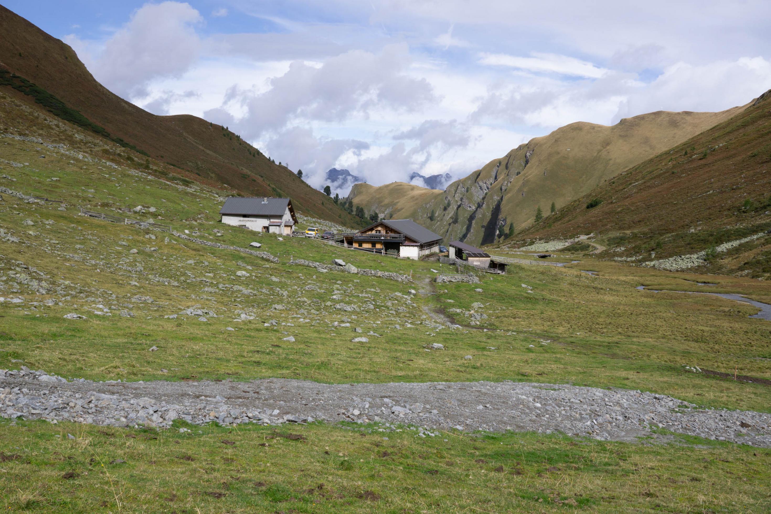 Kleine Almhütte und Stall