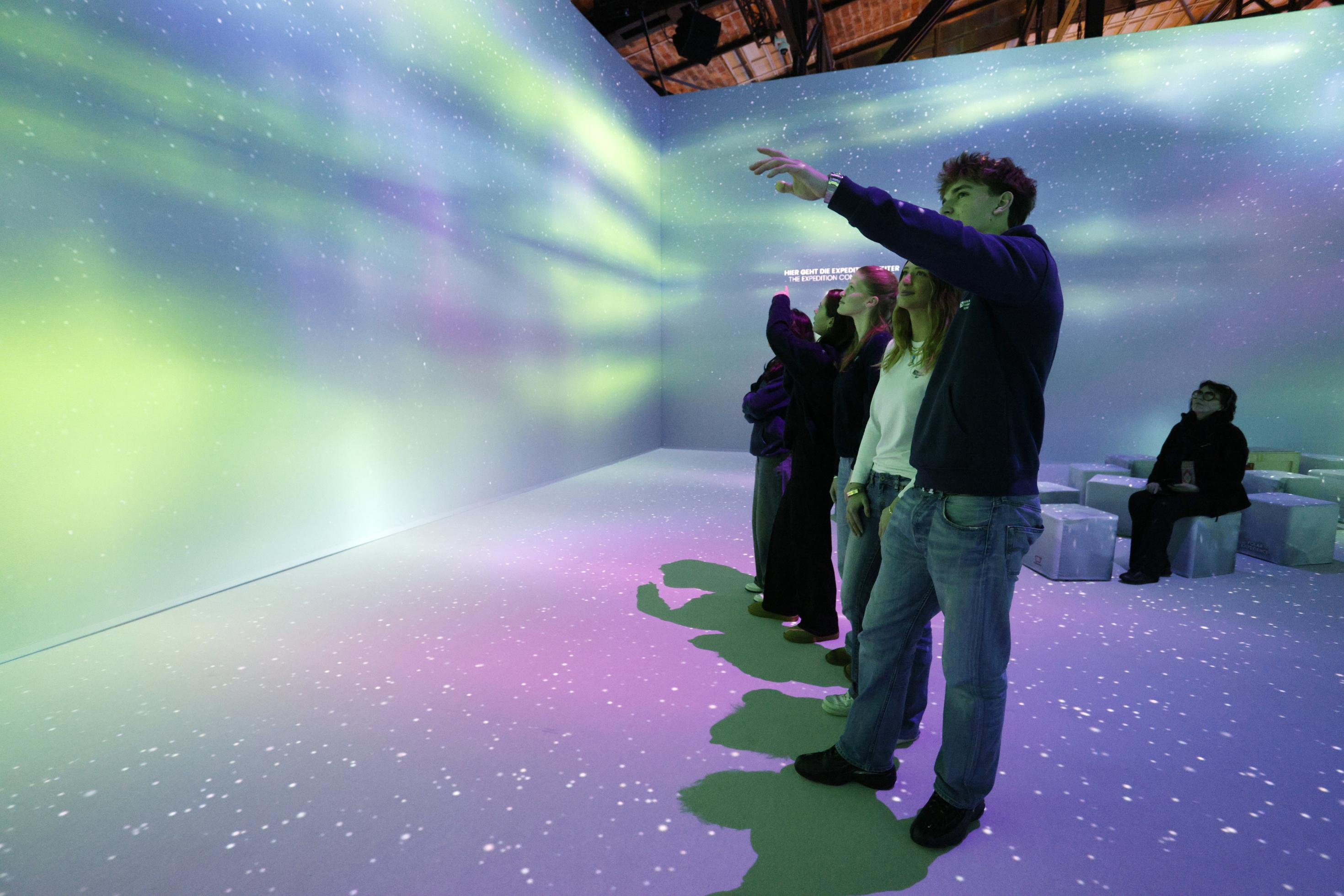 Künstliche Polarlichter in einer Halle