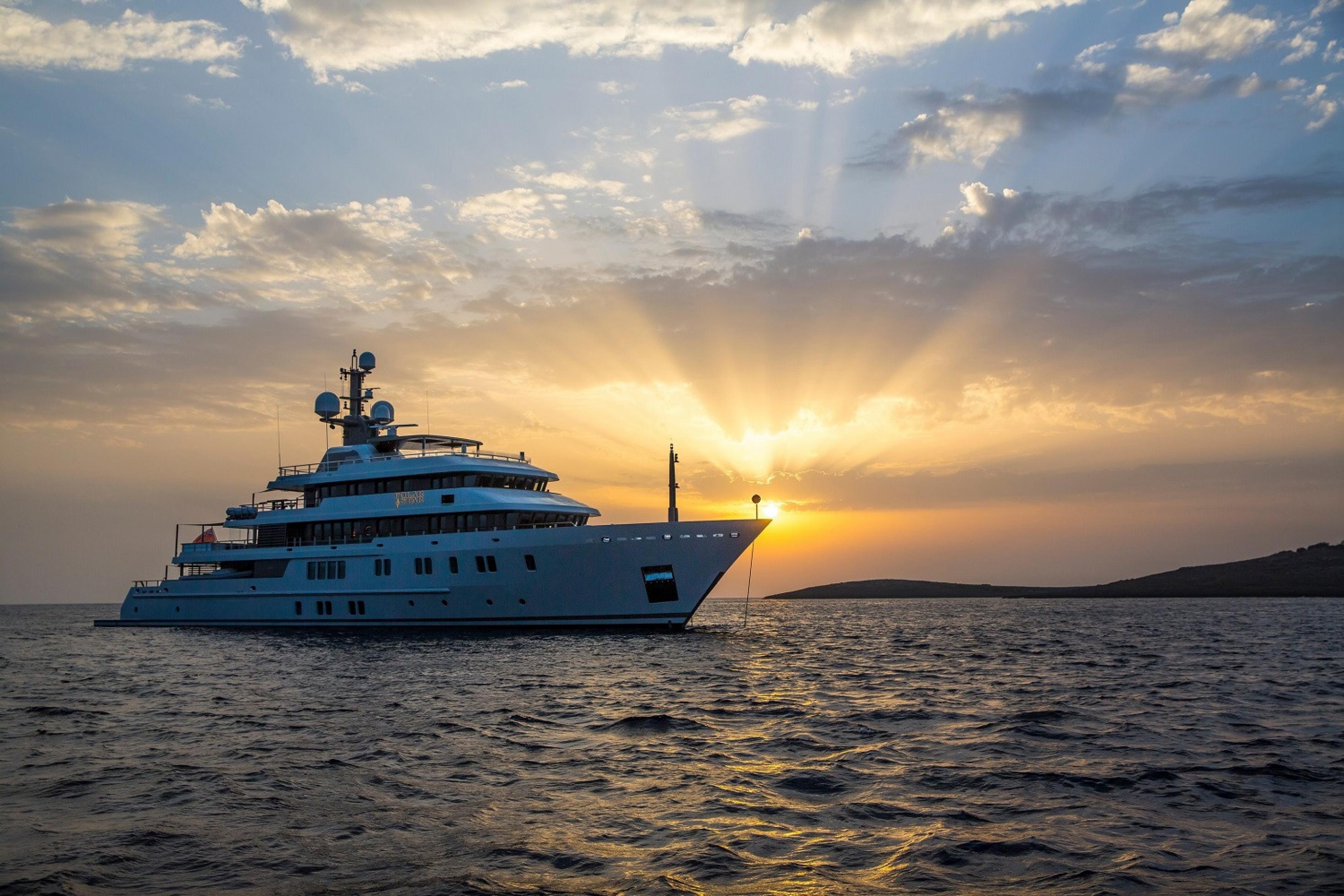 Bild zeigt die Superyacht „Polar Star“, auch sie stammt von der deutschen Lürssen Werft und liegt derzeit in Monaco. Eigentlich ist sie für lange Reisen in Polargebiete geeignet…