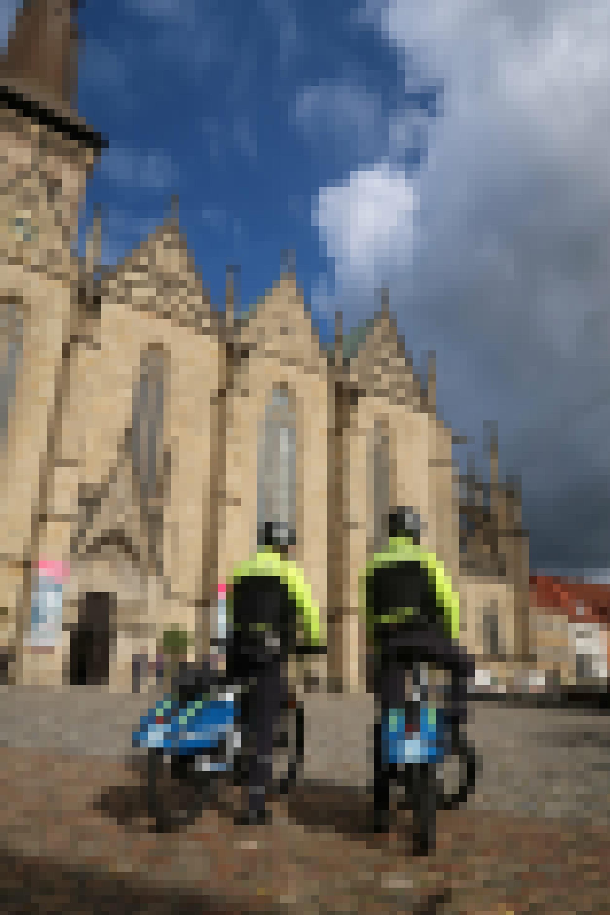 Zwei Fahrradpolizisten stehen vor einer Kirche.