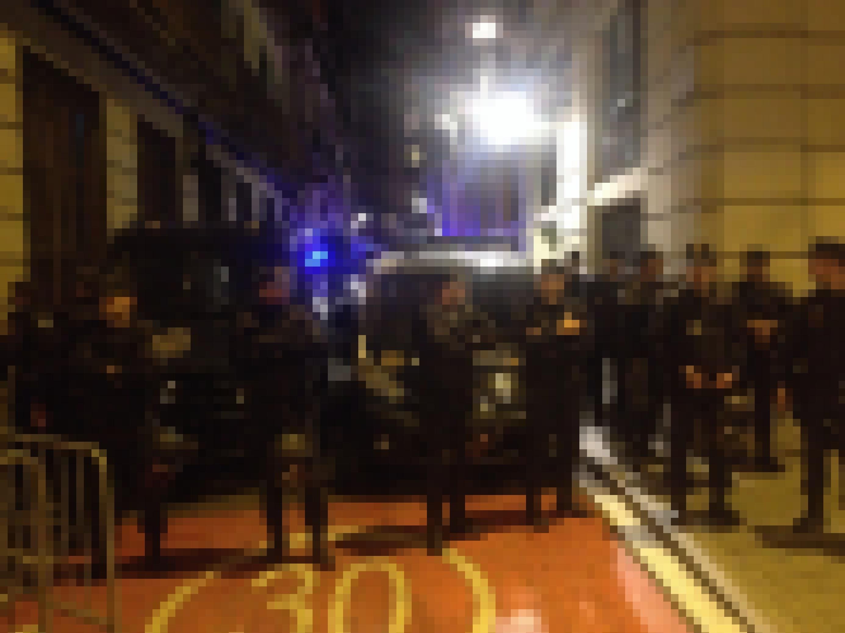 Gepanzerte Polizisten warten vor ihren Einsatzwägen in einer Seitengasse der Via Laietana in Barcelona.