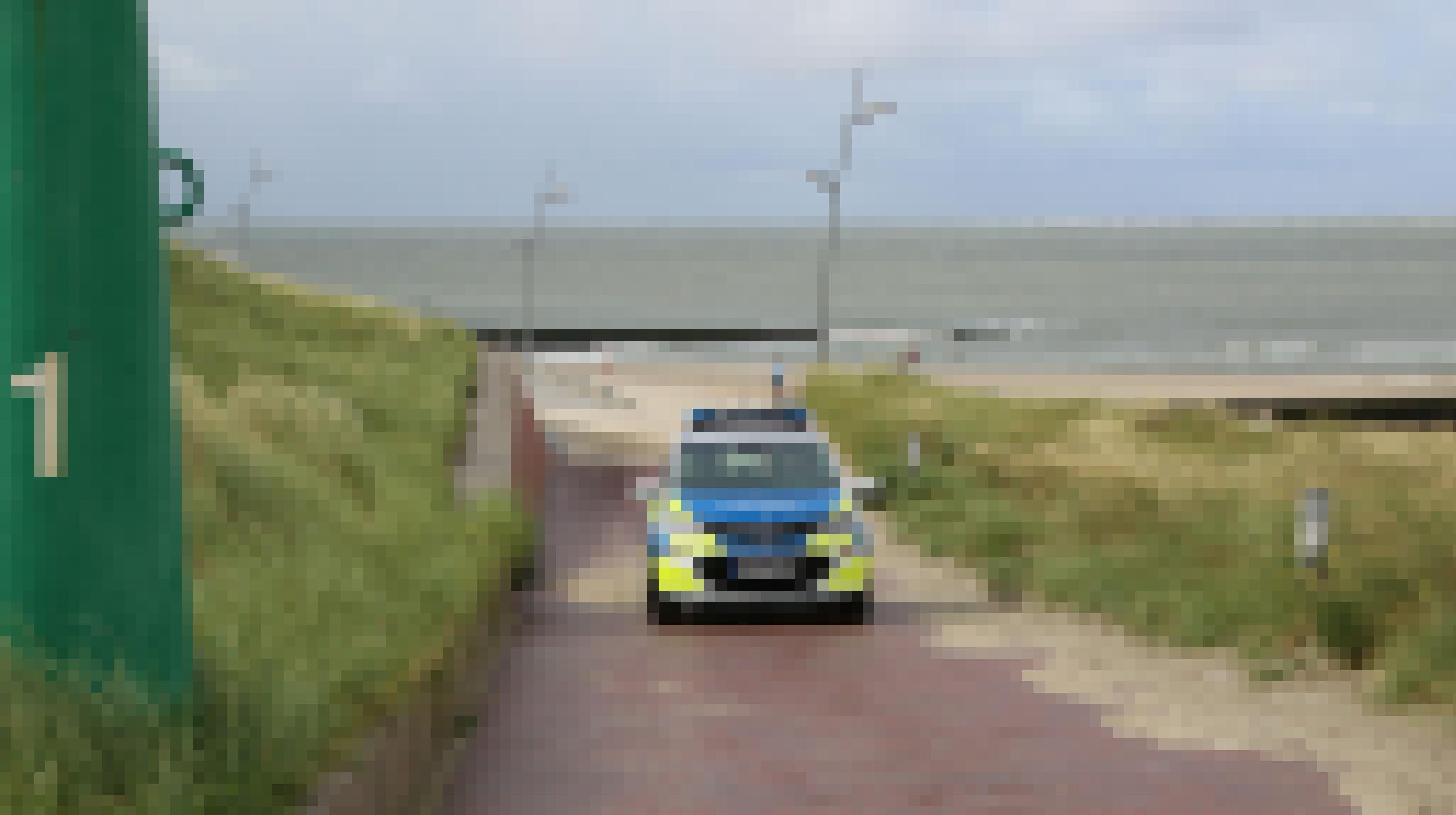Polizeiauto fährt am Strand entlang